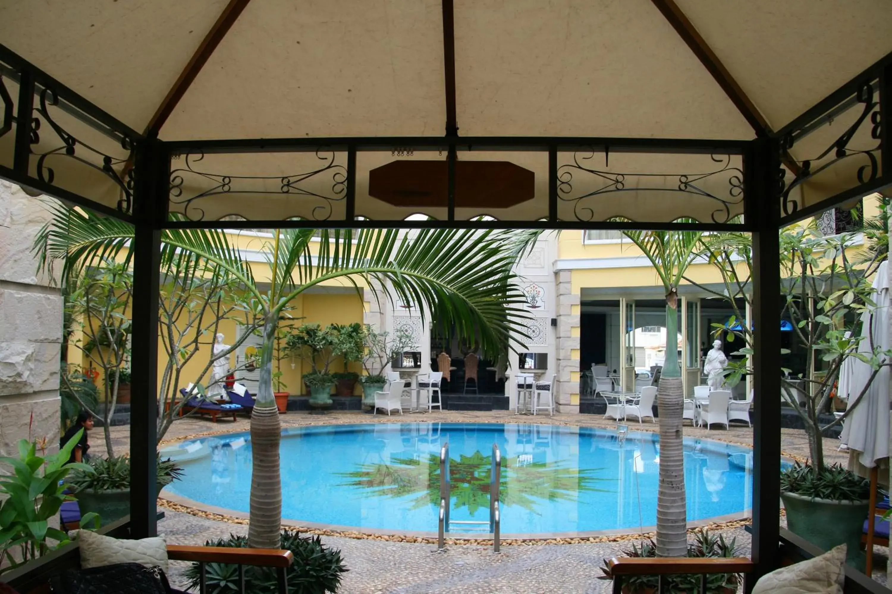 Swimming Pool in Four Seasons Place Hotel