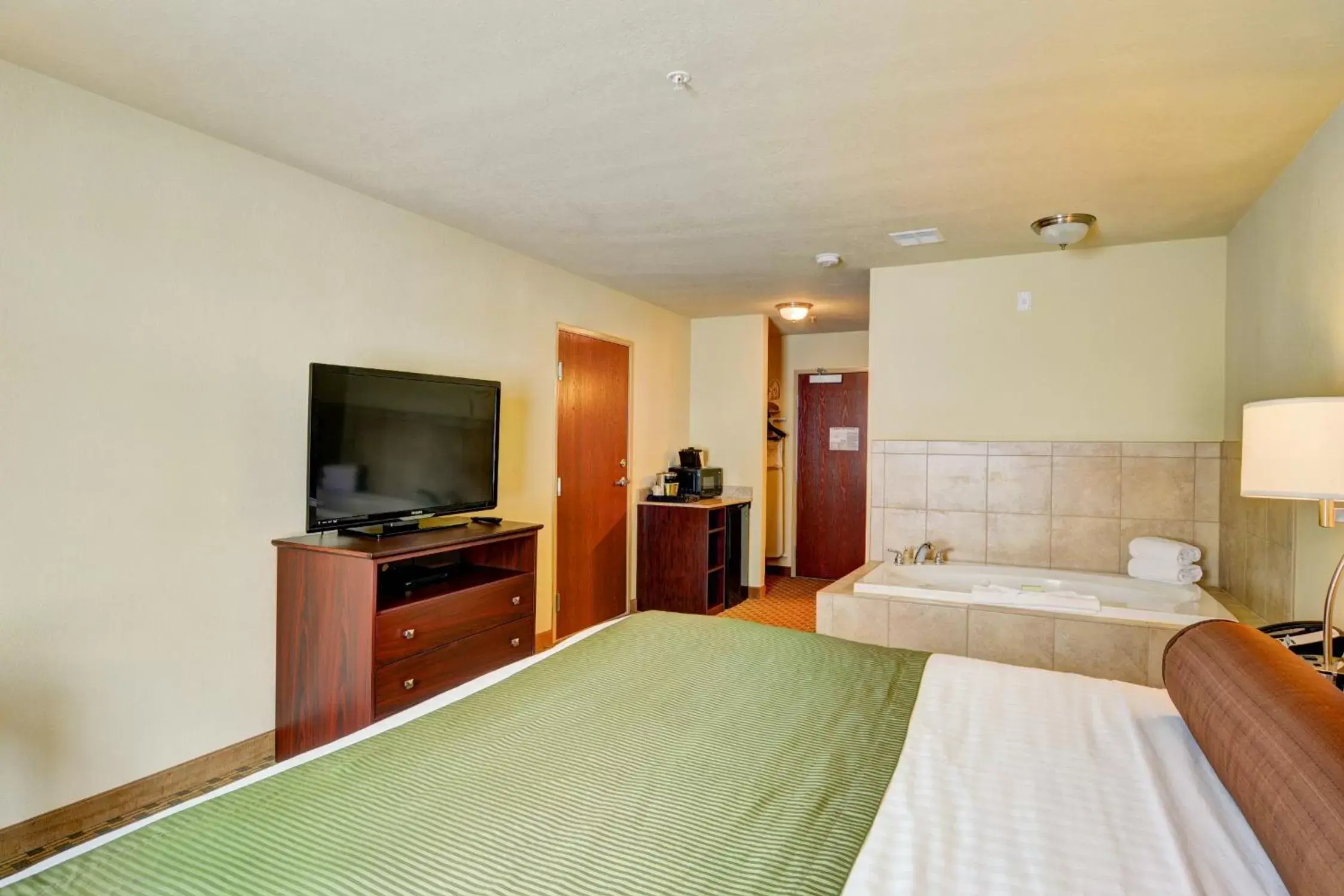 Bedroom, Bed in Cobblestone Hotel & Suites - Punxsutawney