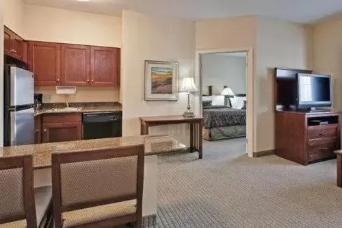 Kitchen or kitchenette, Kitchen/Kitchenette in Hawthorn Suites by Wyndham Williamsville Buffalo Airport