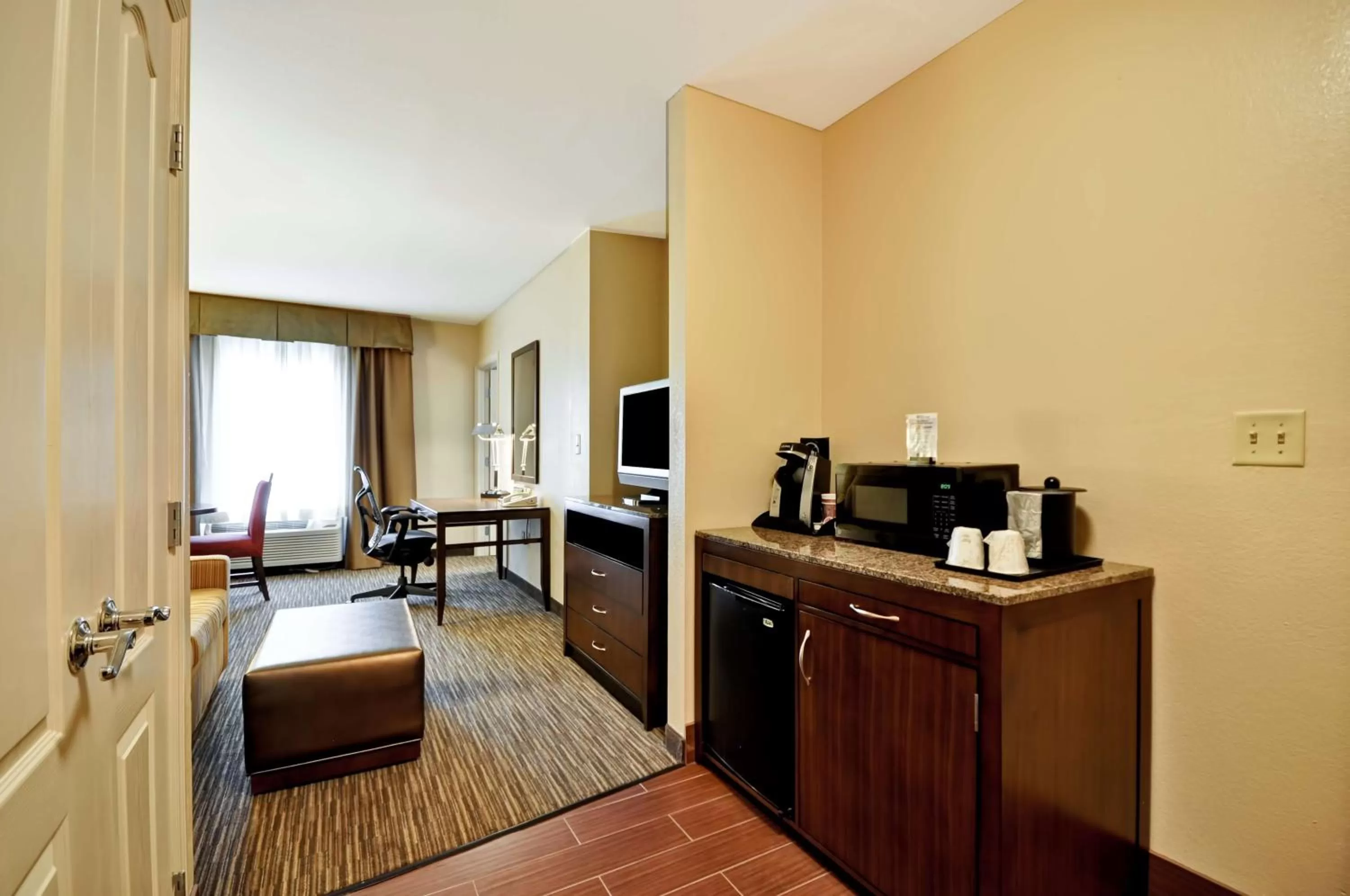 Kitchen or kitchenette, Bed in Hilton Garden Inn Tampa North