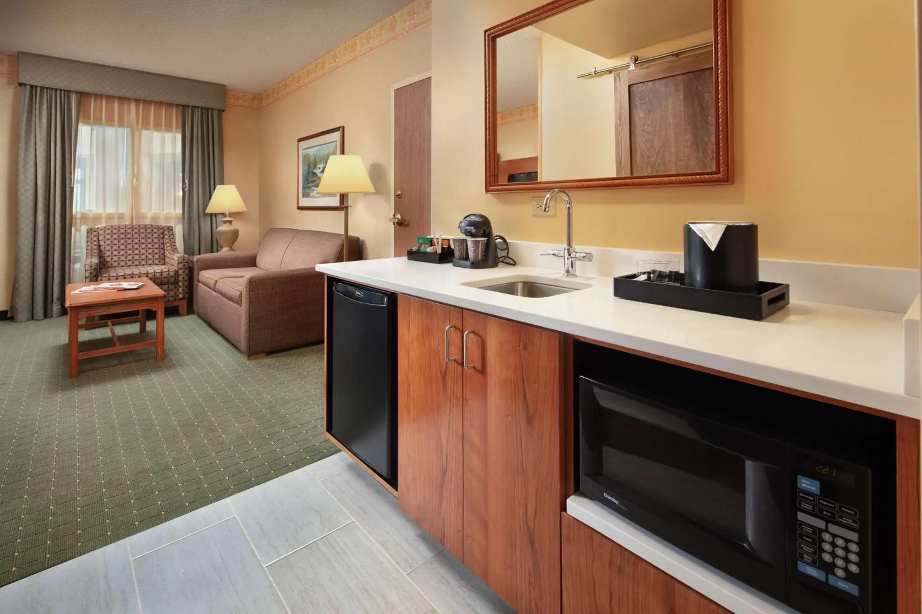 Living room, Kitchen/Kitchenette in Embassy Suites North Charleston Airport Hotel Convention