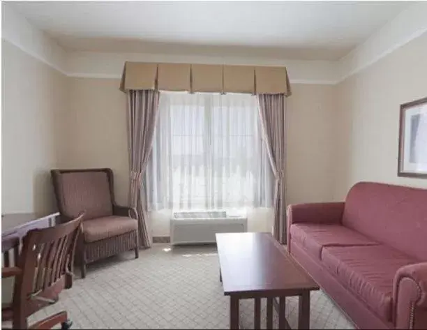 Living room, Seating Area in Holiday Inn Express Hotel & Suites San Dimas, an IHG Hotel