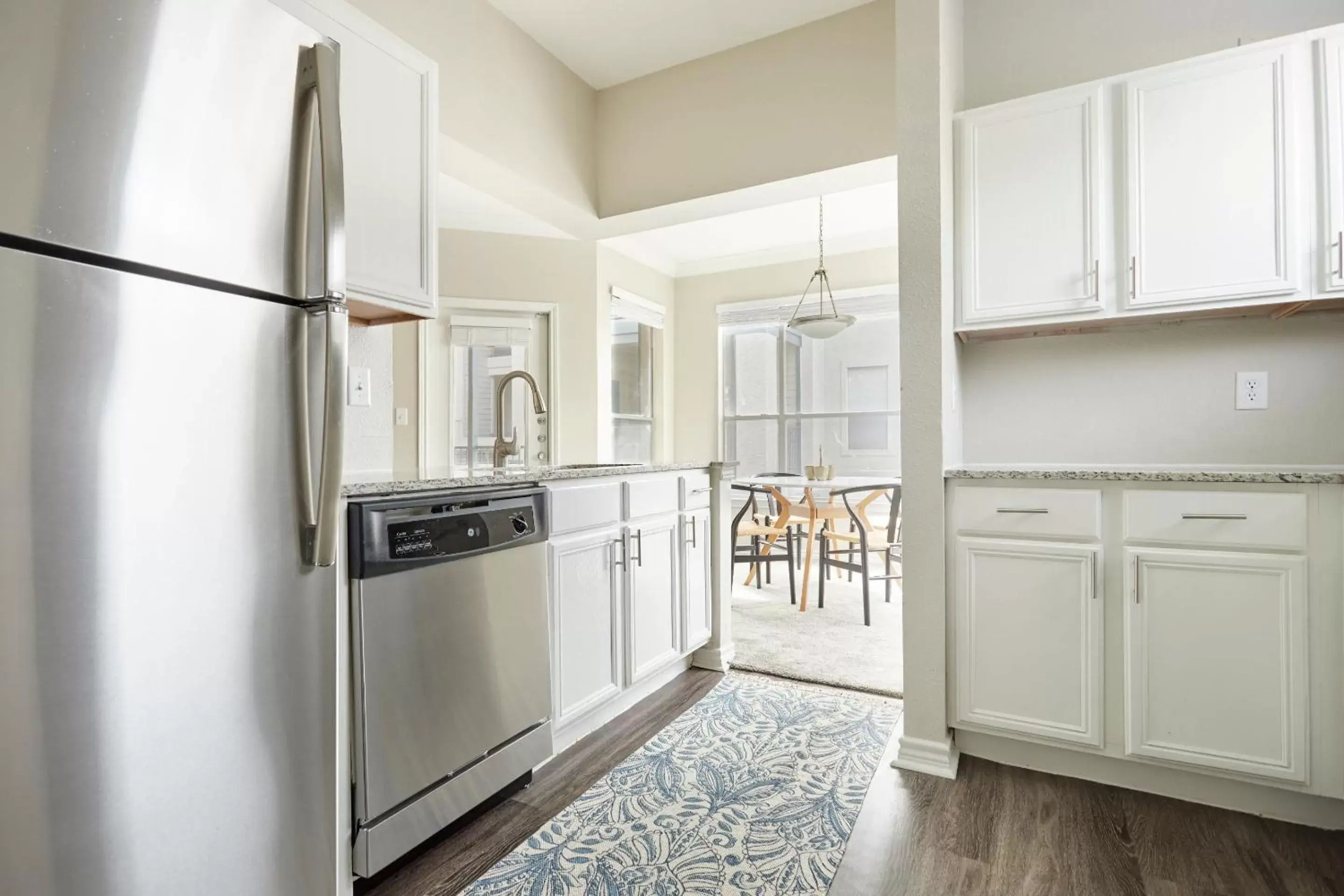 Living room, Kitchen/Kitchenette in Sonder at Med Center