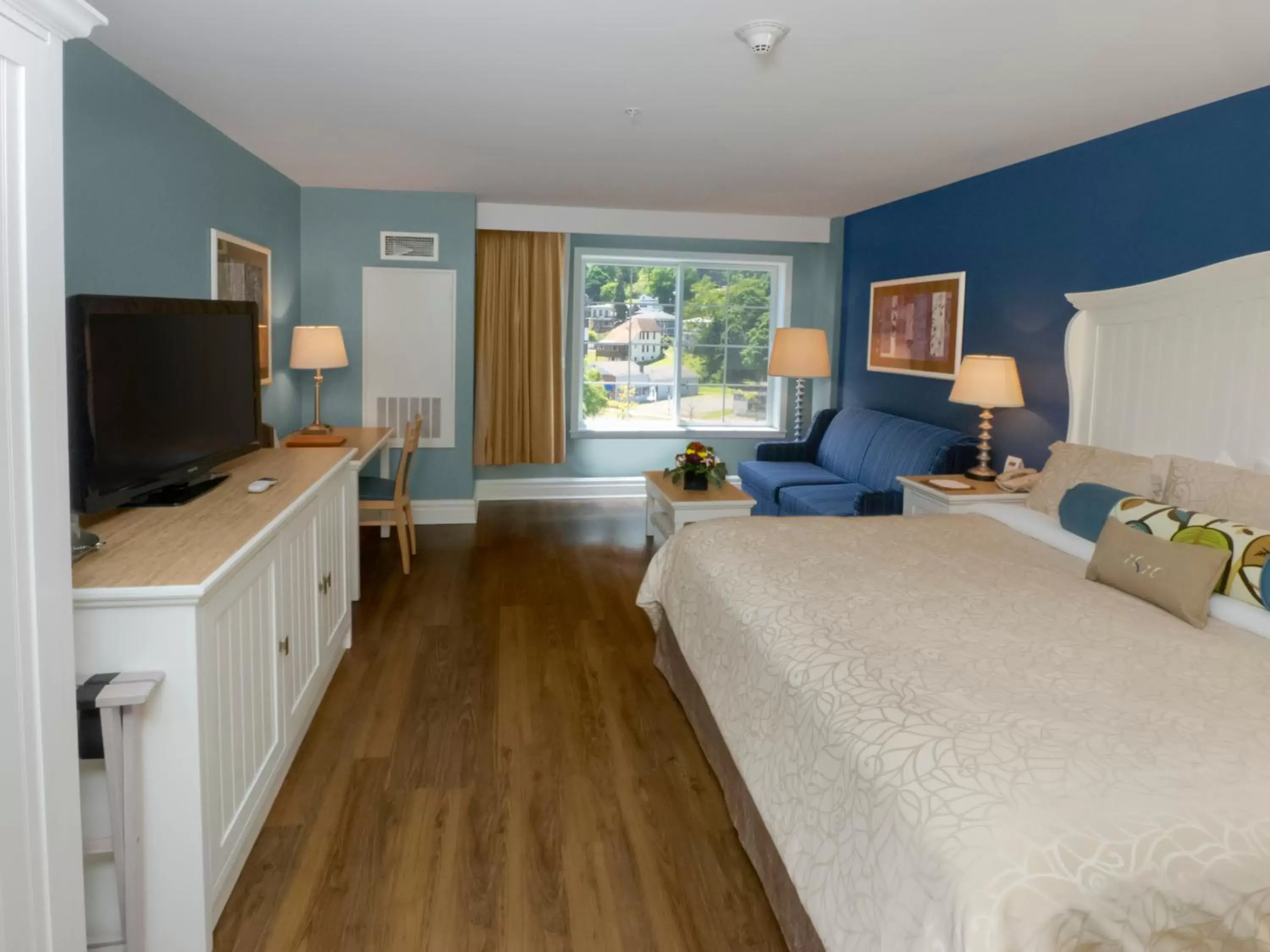 Bedroom, TV/Entertainment Center in Watkins Glen Harbor Hotel