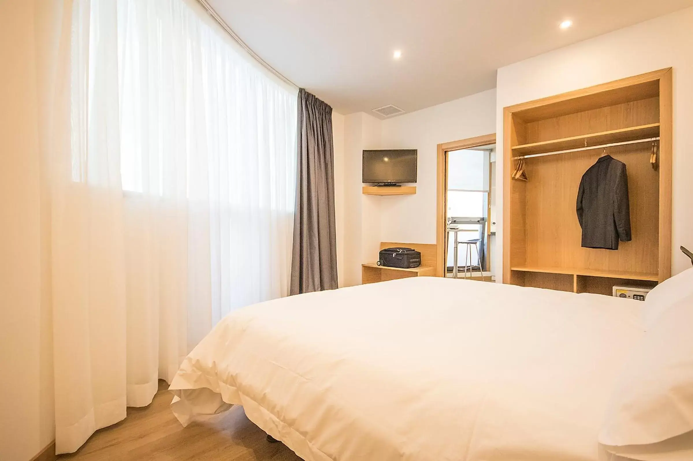 Bedroom, Bed in Hotel Palacio de Aiete