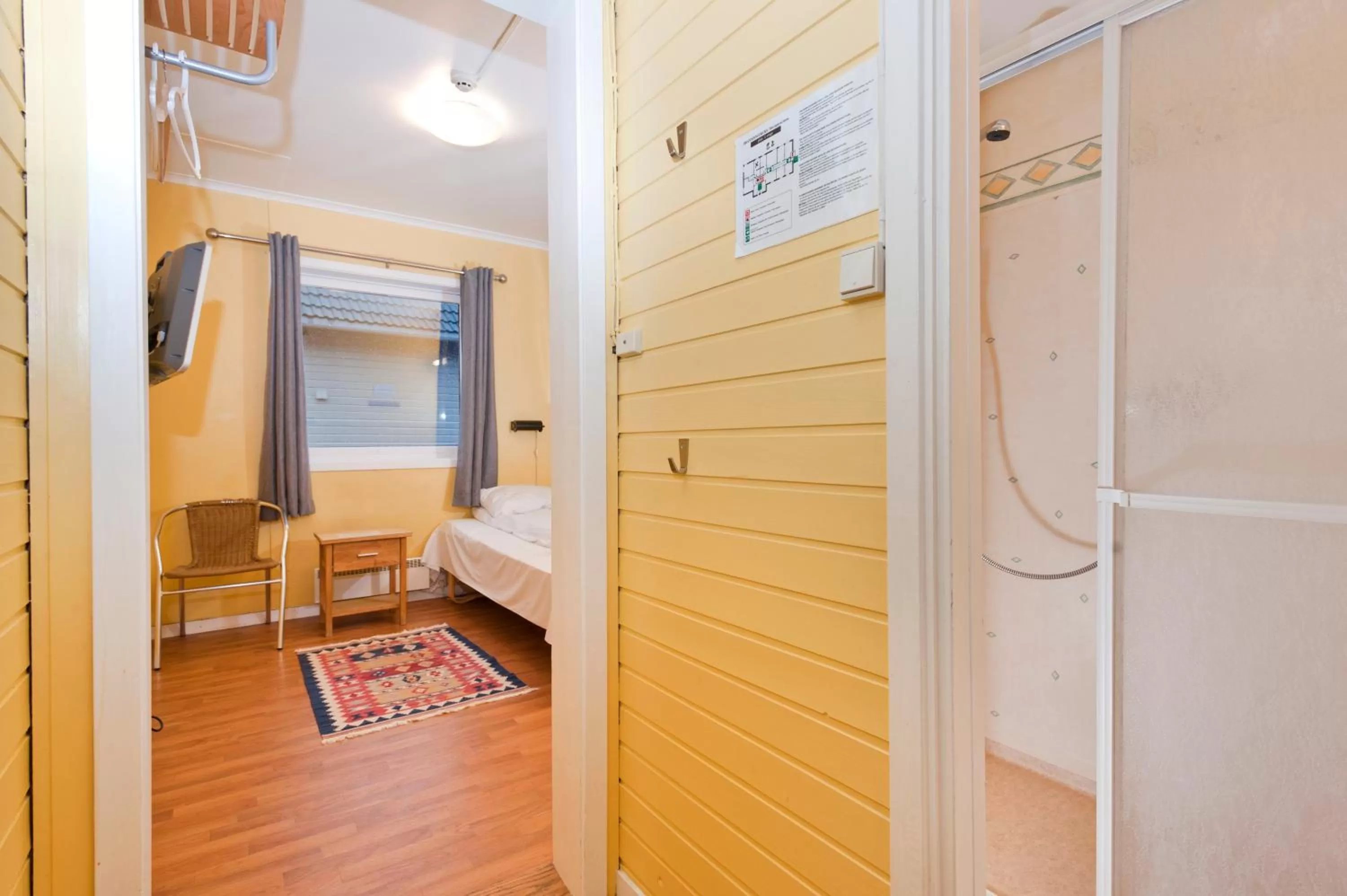 Shower, Bed in Stavanger Bed & Breakfast