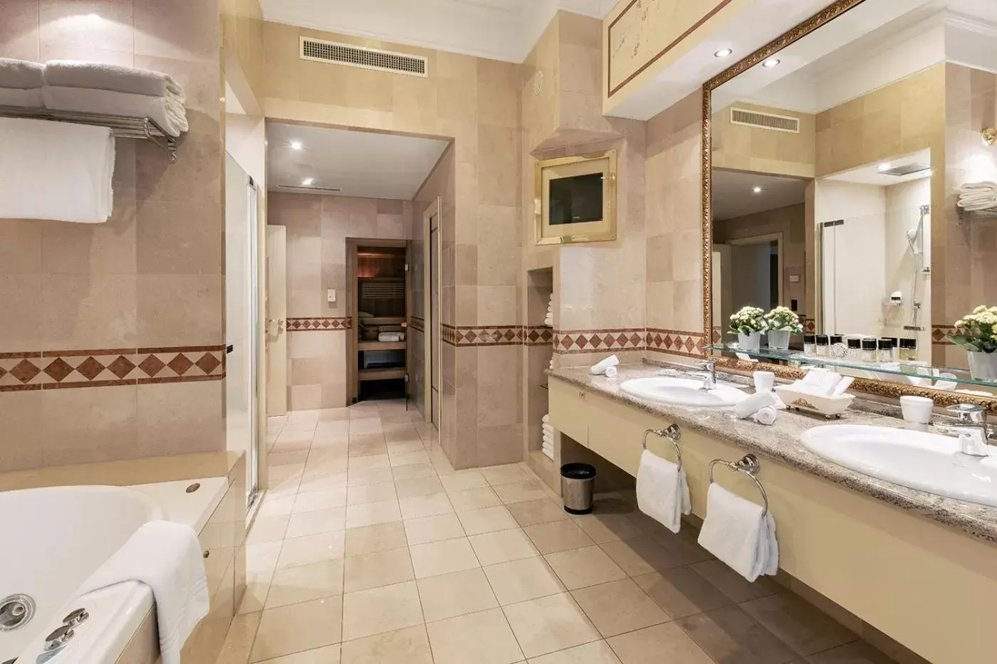 Shower, Bathroom in Hôtel Métropole Genève