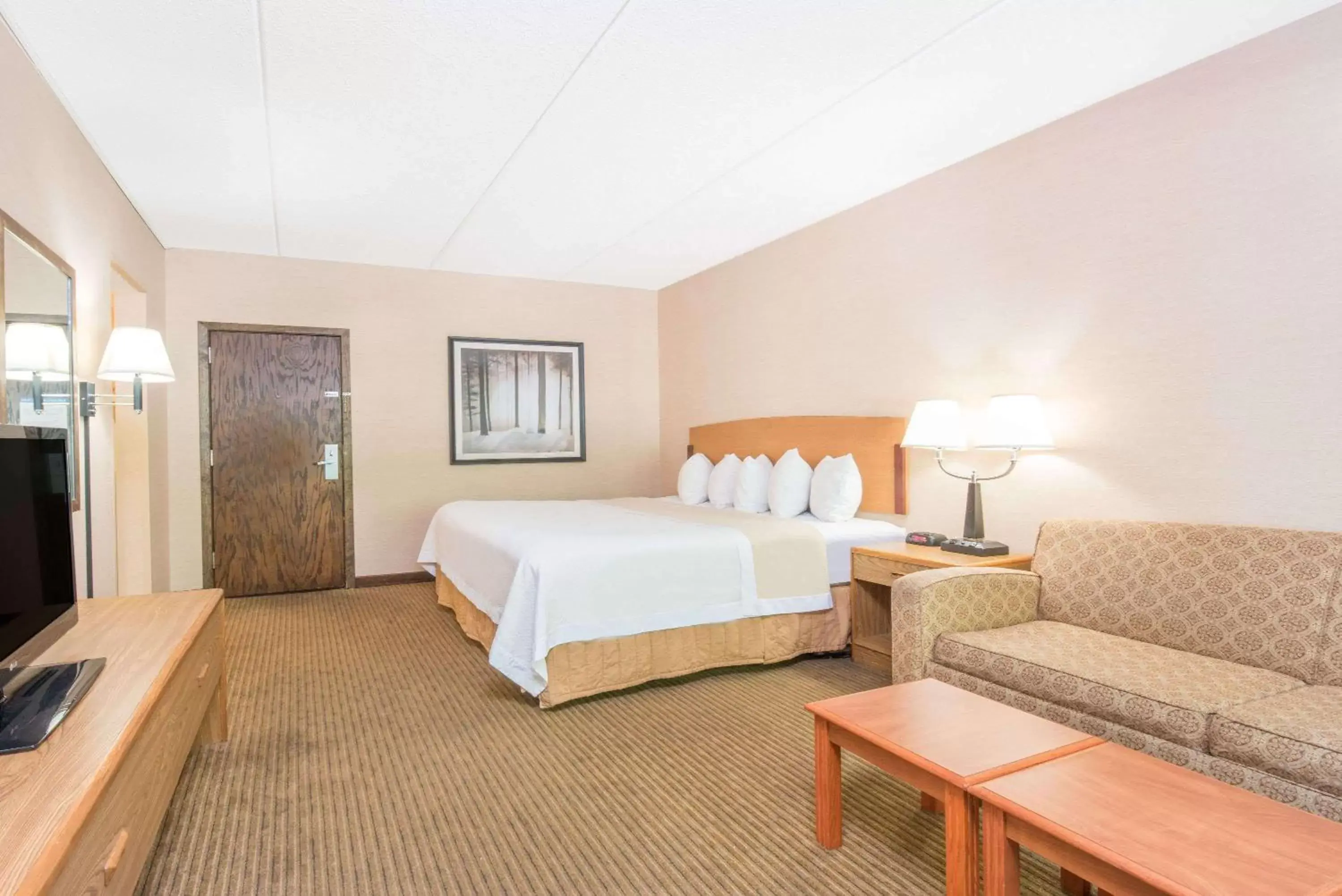 Photo of the whole room, Bed in Days Inn by Wyndham Duluth Lakewalk