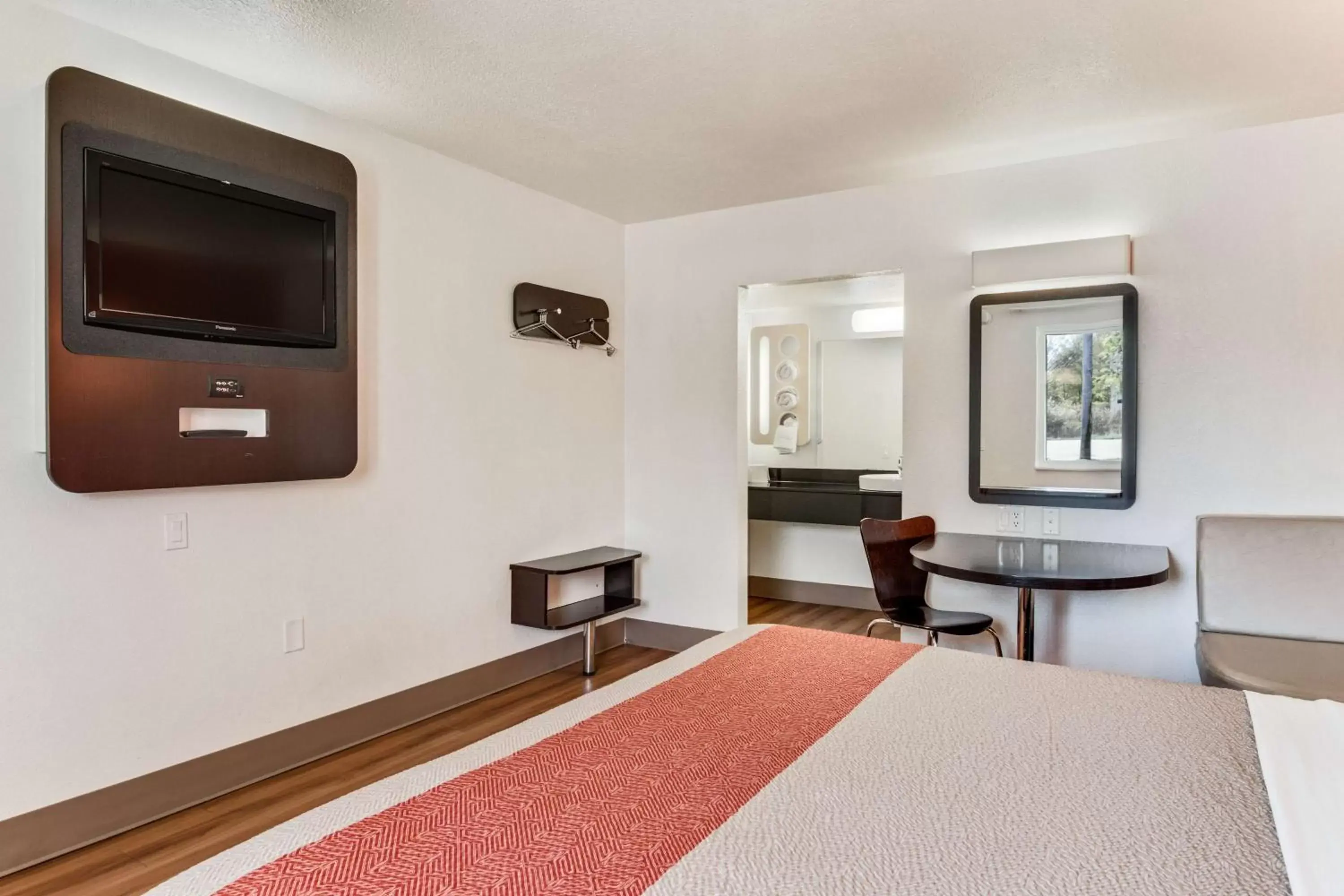 Photo of the whole room, TV/Entertainment Center in Motel 6-Youngstown, OH