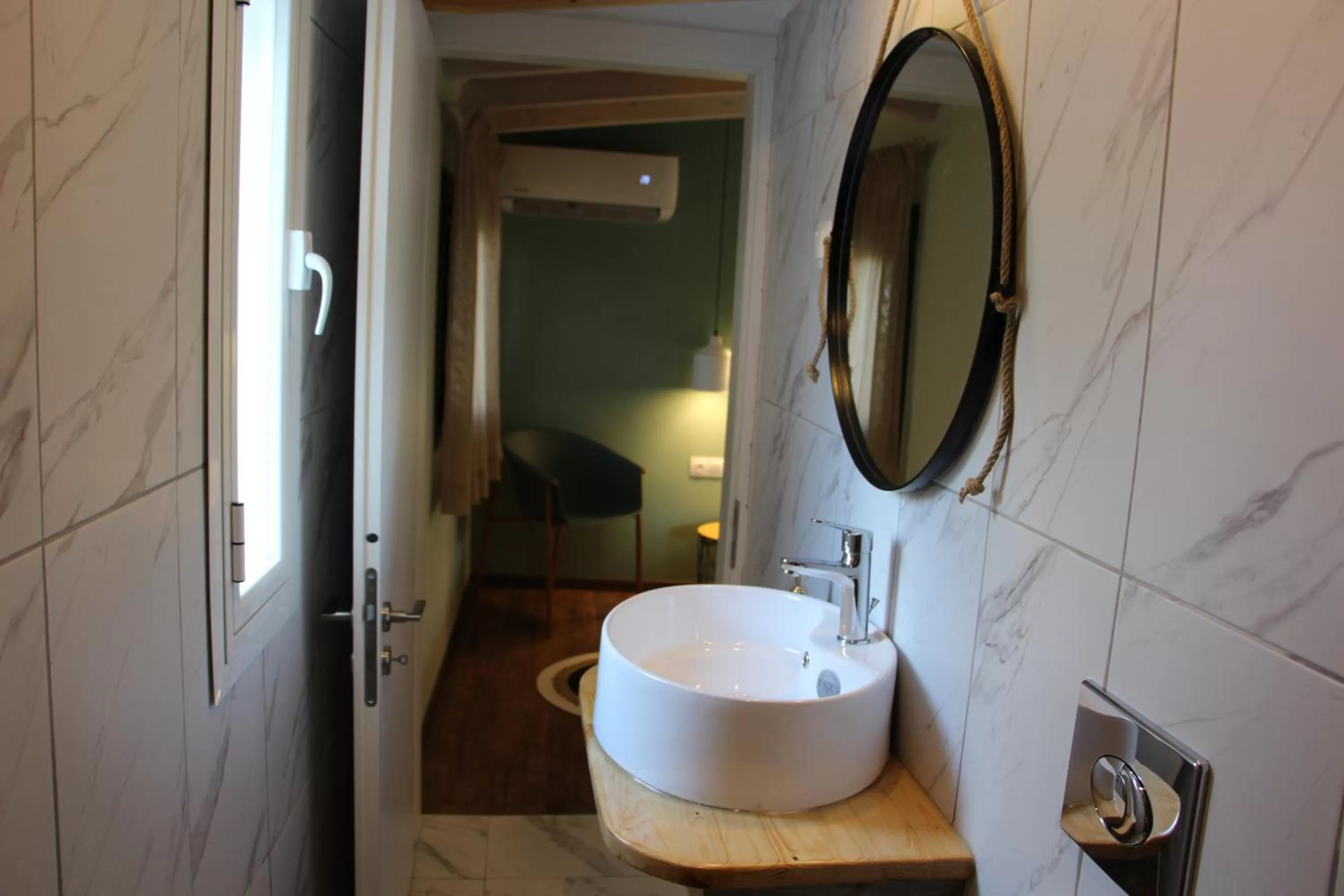 Lamprini's Deluxe Studios