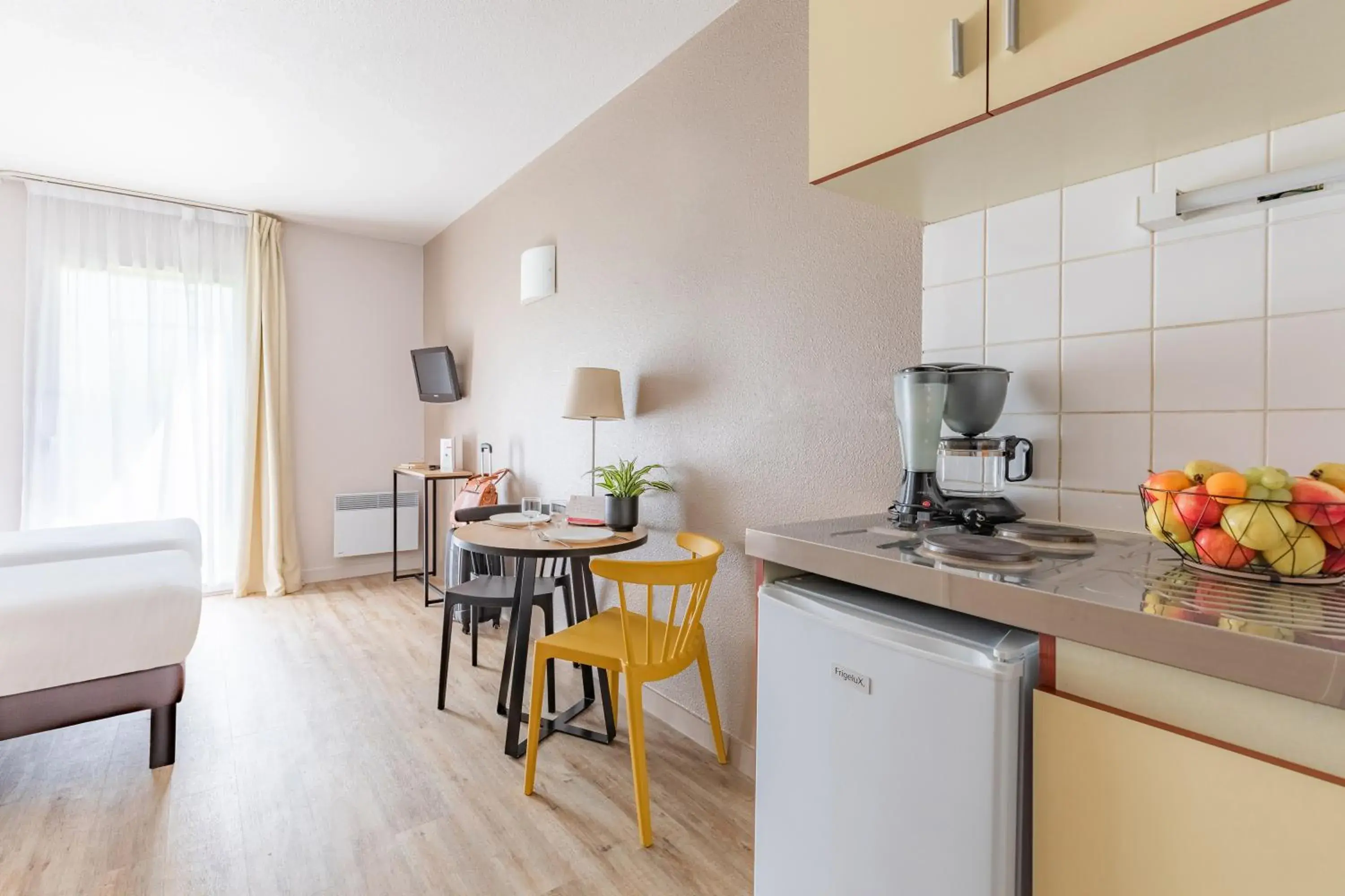 TV and multimedia, Kitchen/Kitchenette in Appart'City Rennes Ouest