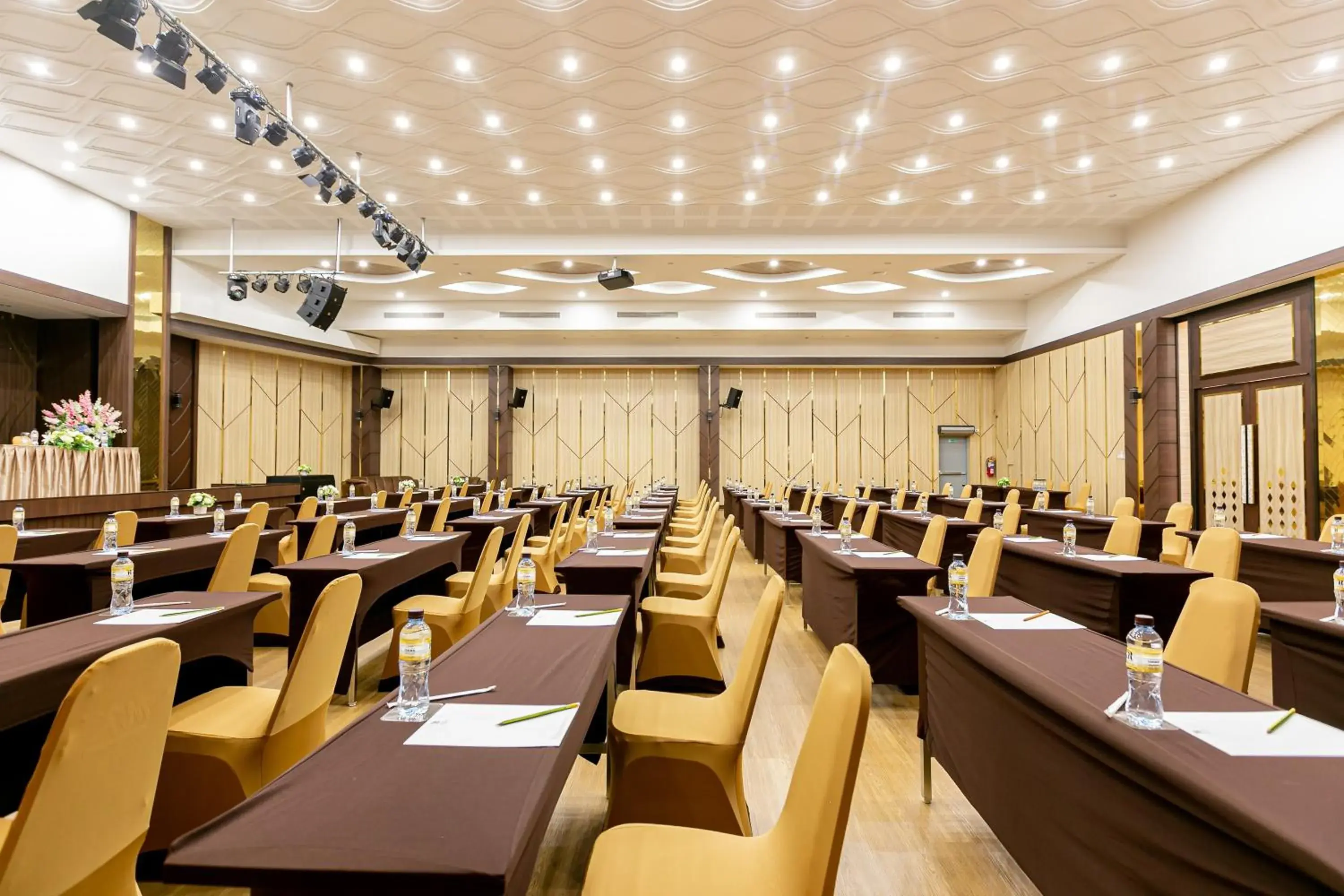 Meeting/conference room, Restaurant/Places to Eat in Grand Ratchapruek Hotel