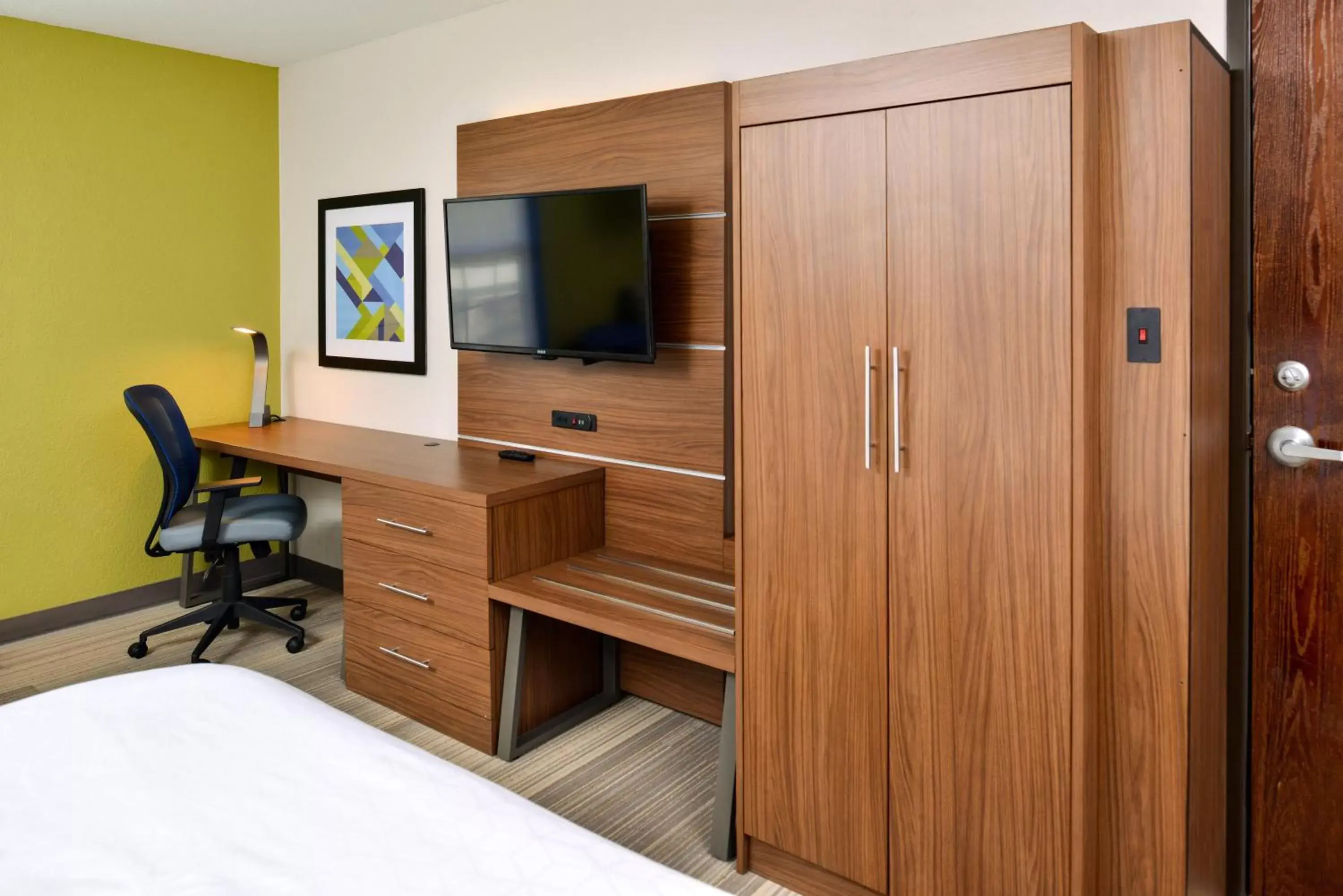 Photo of the whole room, TV/Entertainment Center in Holiday Inn Express Hotel & Suites North Kansas City, an IHG Hotel