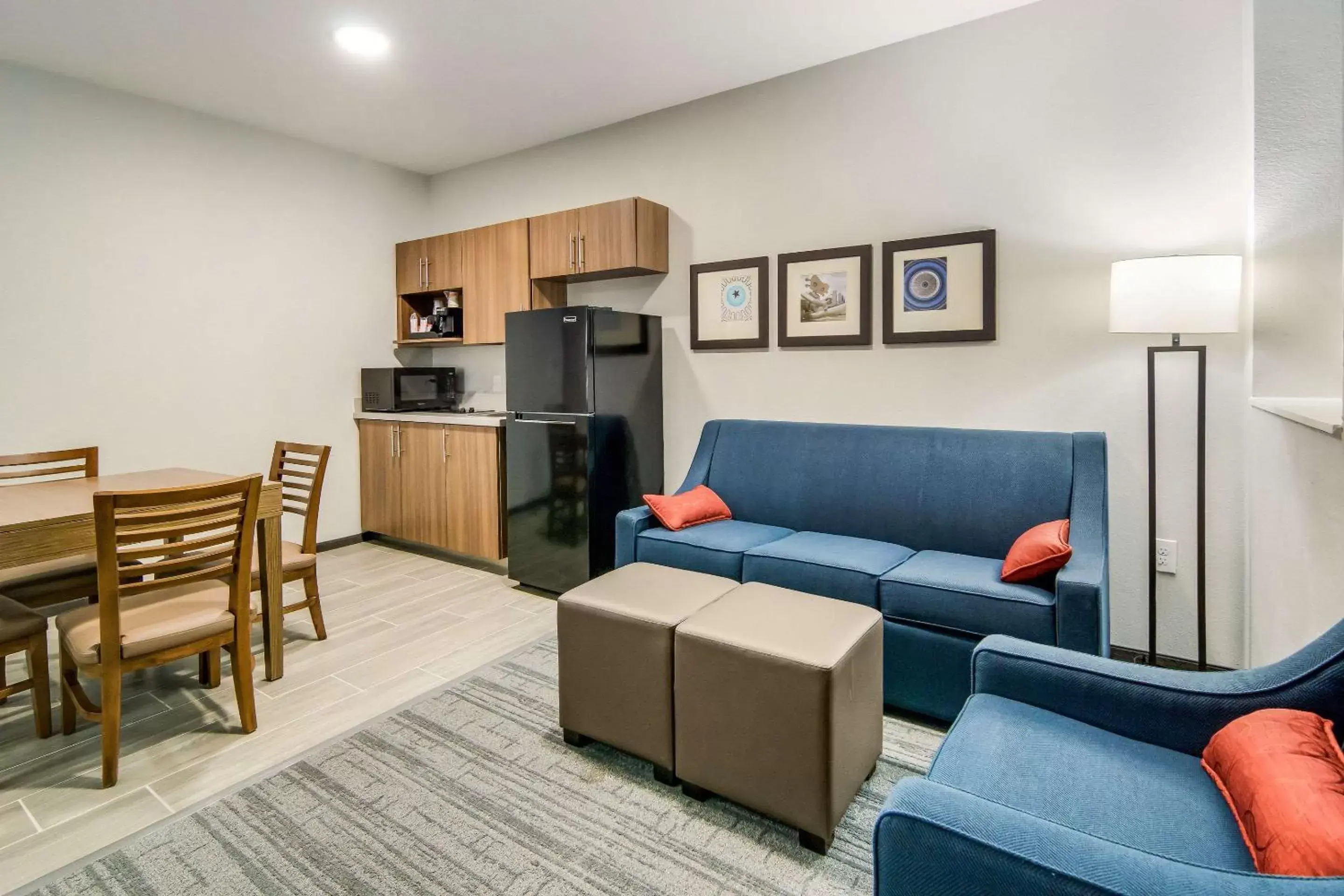 Kitchen or kitchenette, Seating Area in Comfort Suites DeSoto Dallas South