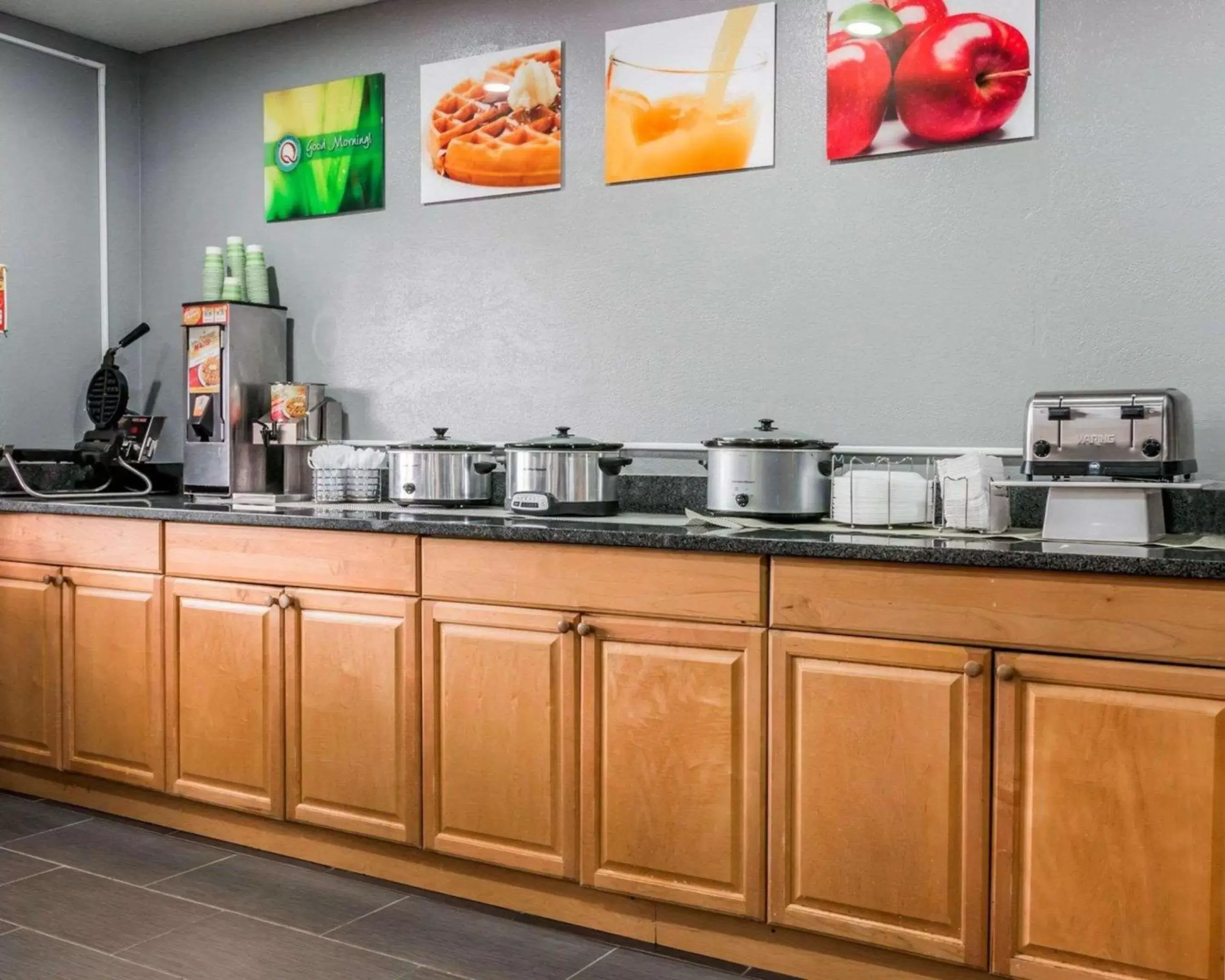 Restaurant/places to eat, Kitchen/Kitchenette in Quality Inn Grand Rapids North