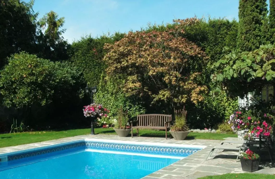 Swimming Pool in The Stone Hedge Bed and Breakfast