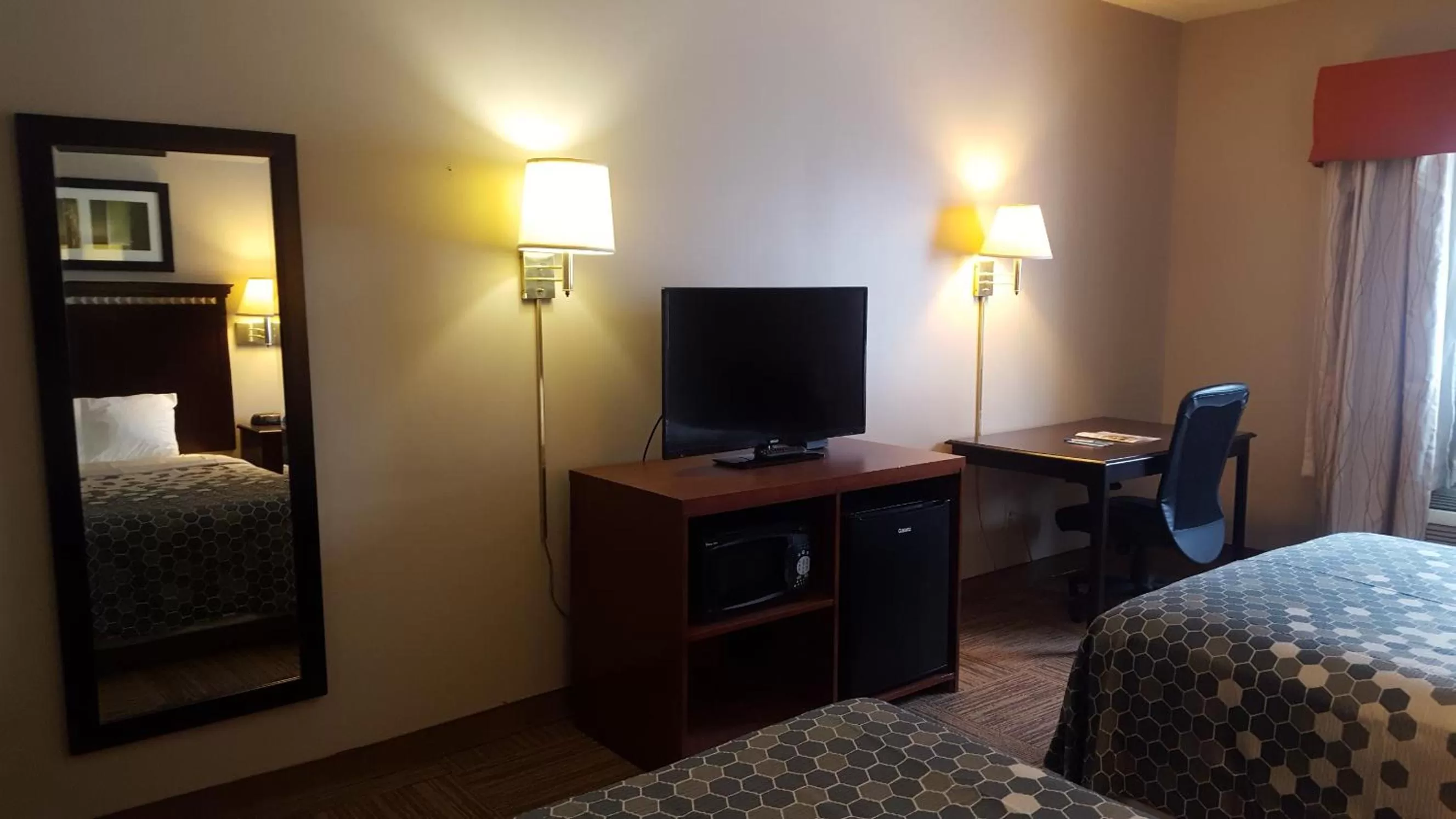 TV and multimedia, Bed in Rodeway Inn Urbana Champaign University Area