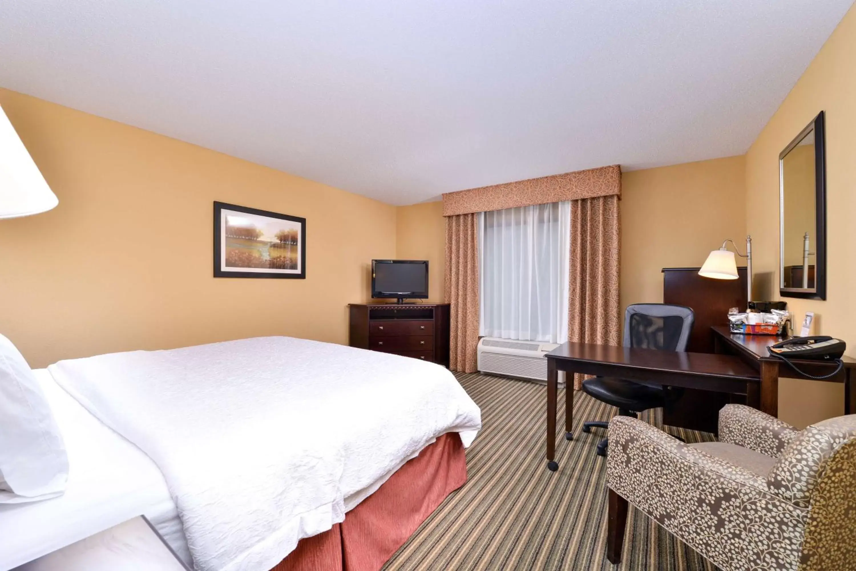 Bed in Hampton Inn & Suites Fort Belvoir Alexandria South