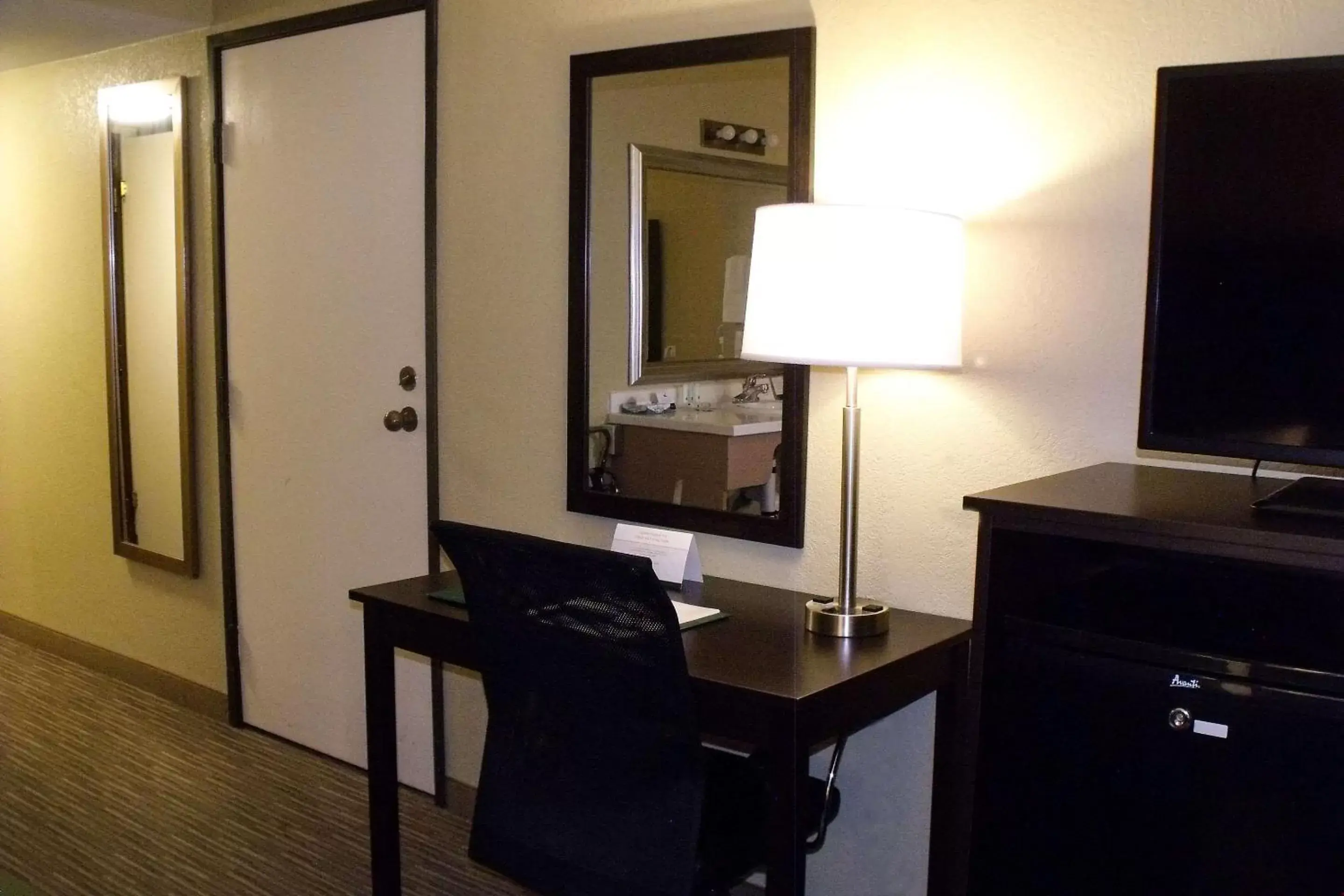 Photo of the whole room, TV/Entertainment Center in Quality Inn Winslow I-40