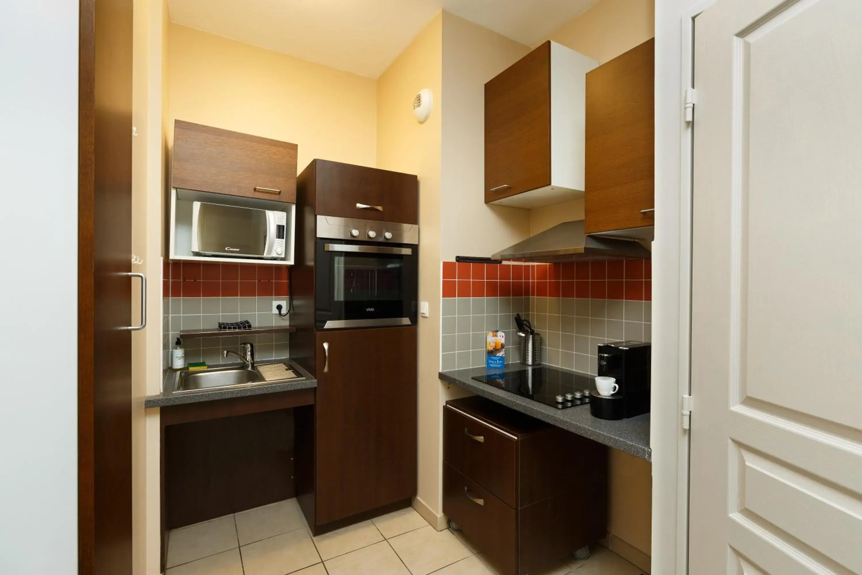 Kitchen or kitchenette, Kitchen/Kitchenette in Residhotel Toulouse Centre