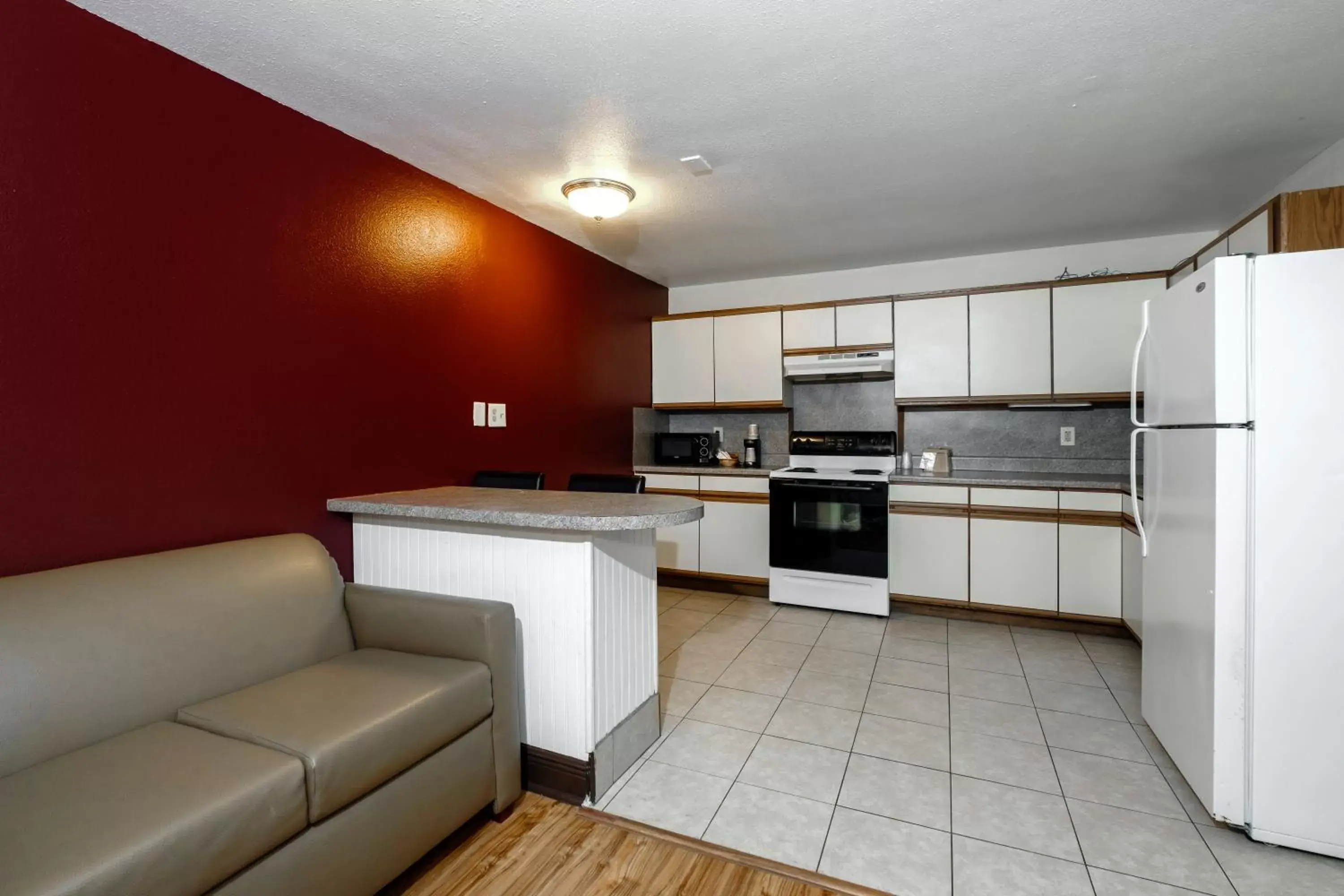 Bedroom, Kitchen/Kitchenette in Red Roof Inn PLUS+ Hammond