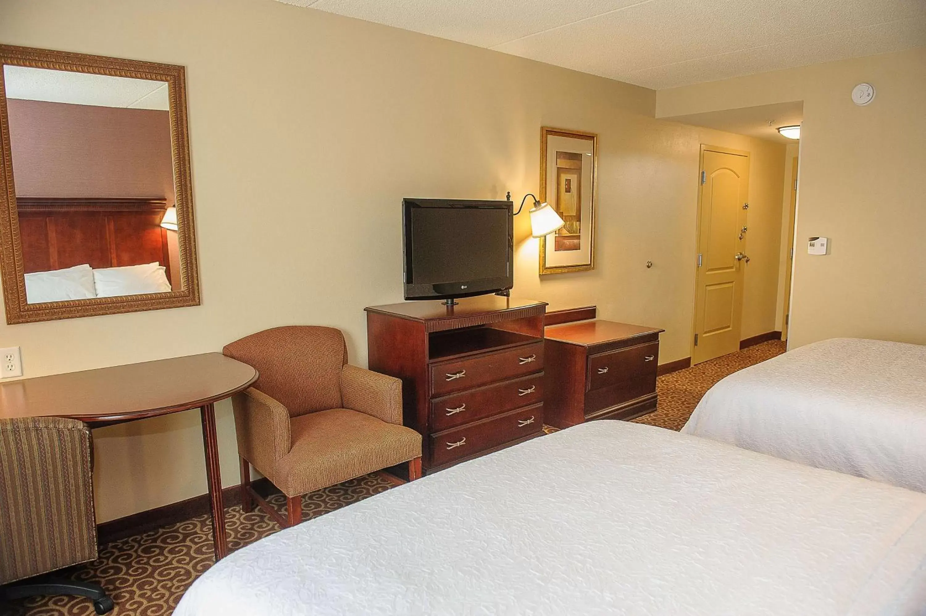 Bed, TV/Entertainment Center in Hampton Inn & Suites Brookings