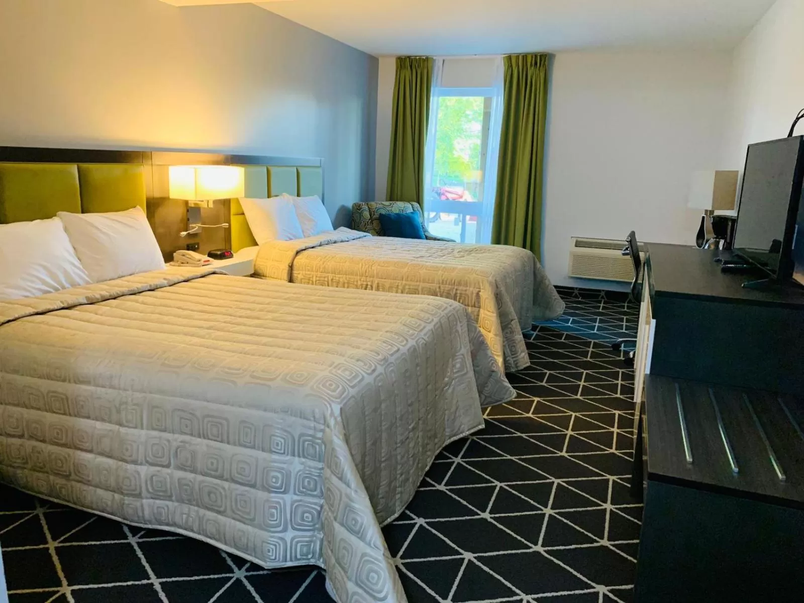 Photo of the whole room, Bed in King Hotel