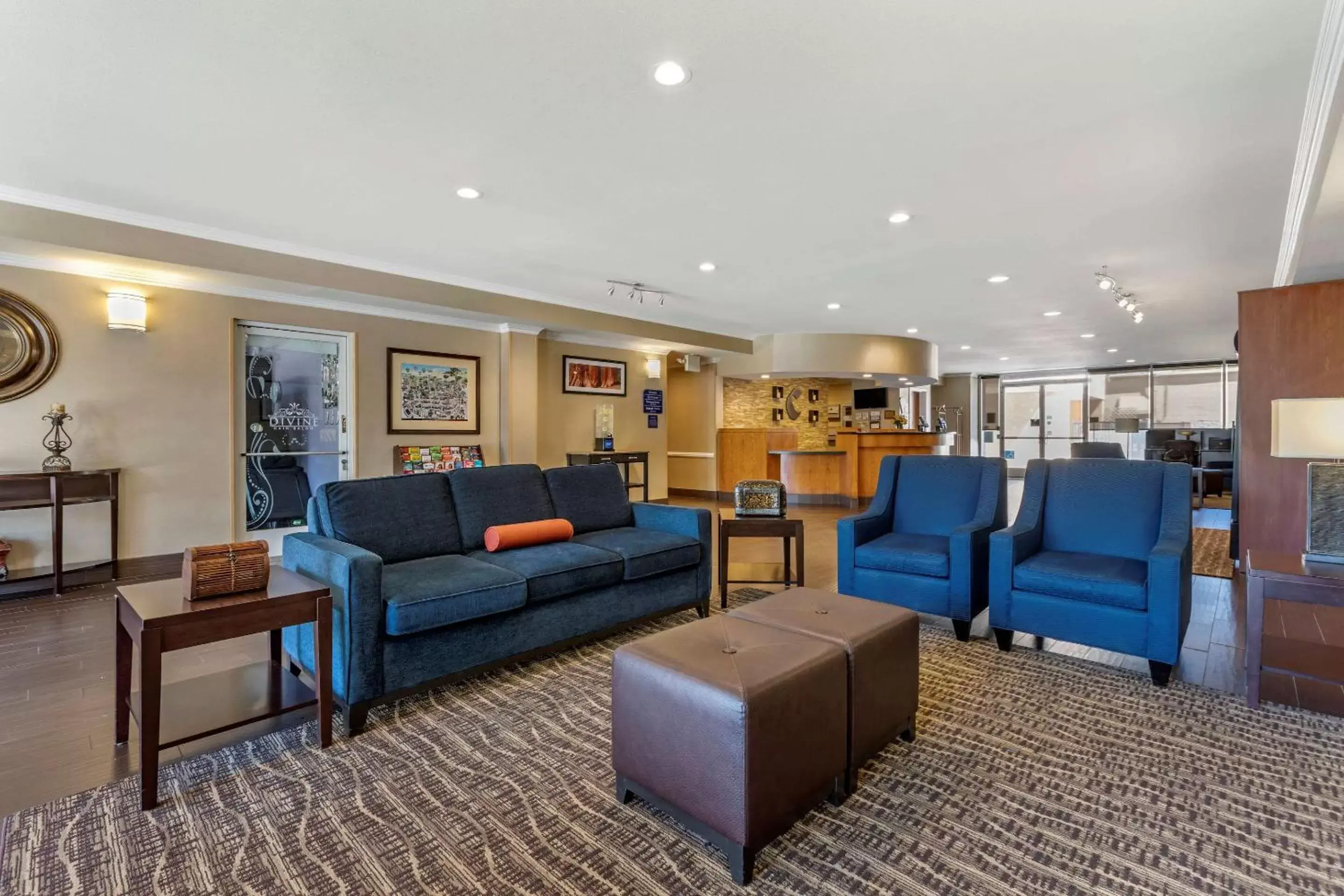 Lobby or reception, Lounge/Bar in Comfort Suites Visalia Convention Center