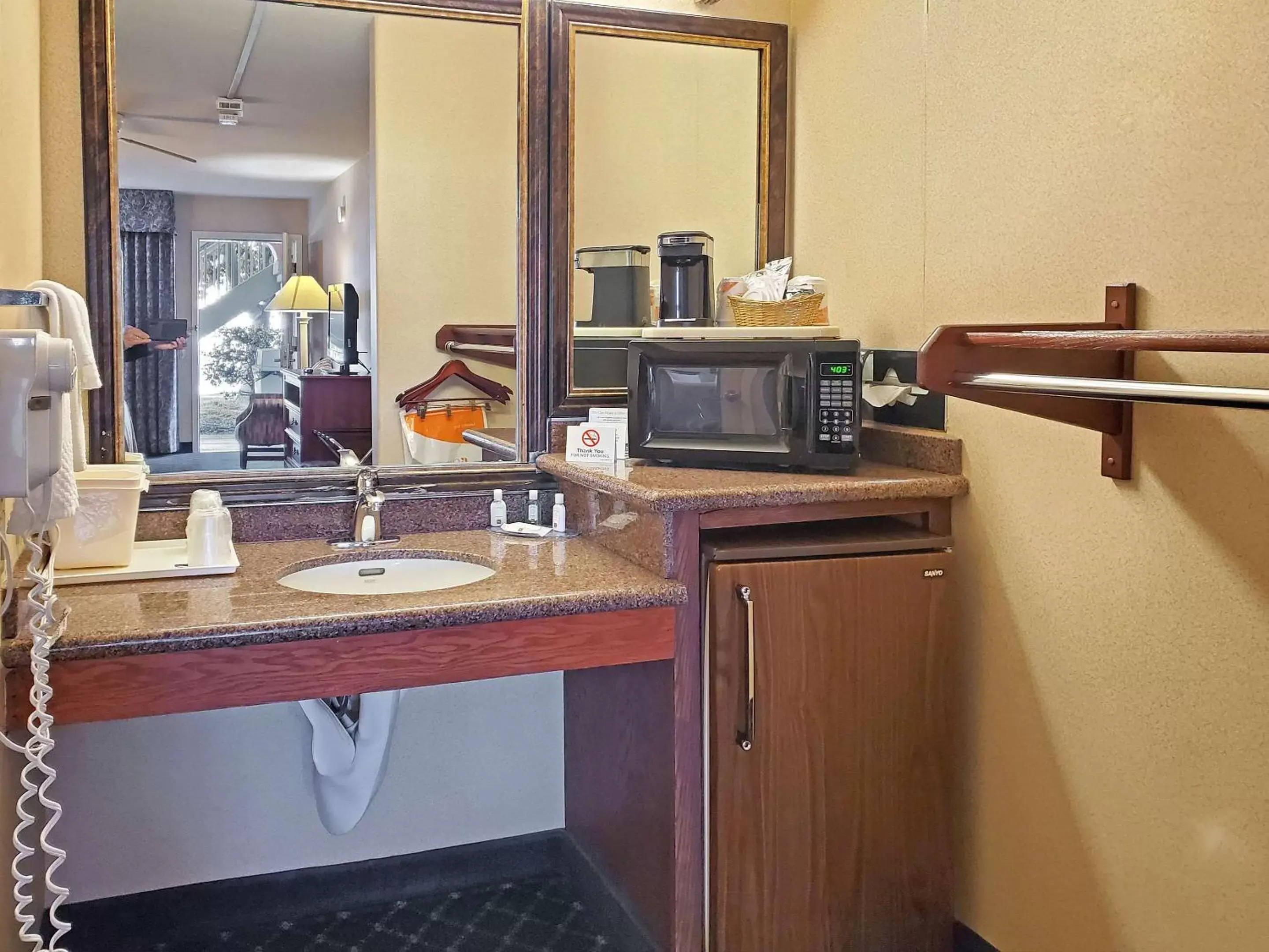 Photo of the whole room, Bathroom in Quality Inn Santa Nella on I-5