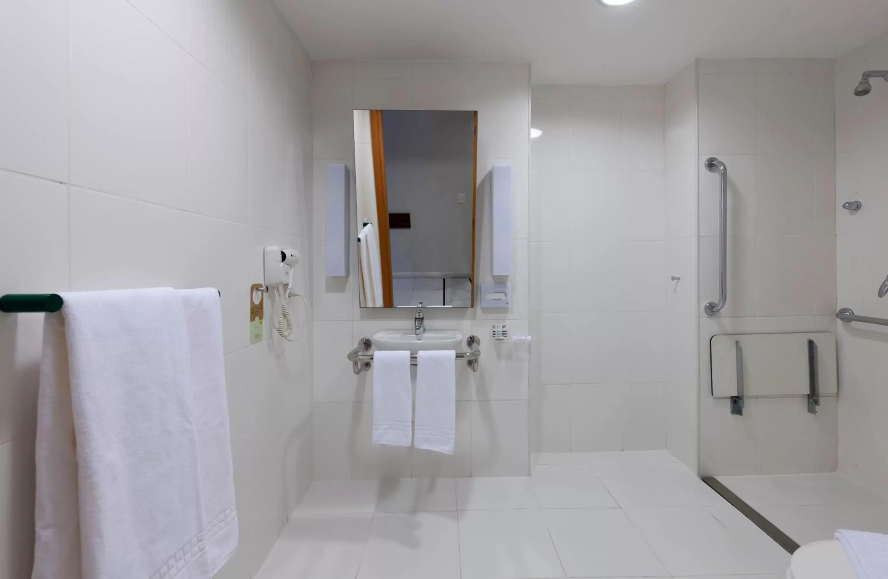 Facility for disabled guests, Bathroom in Mercure Rio de Janeiro Nova Iguaçu