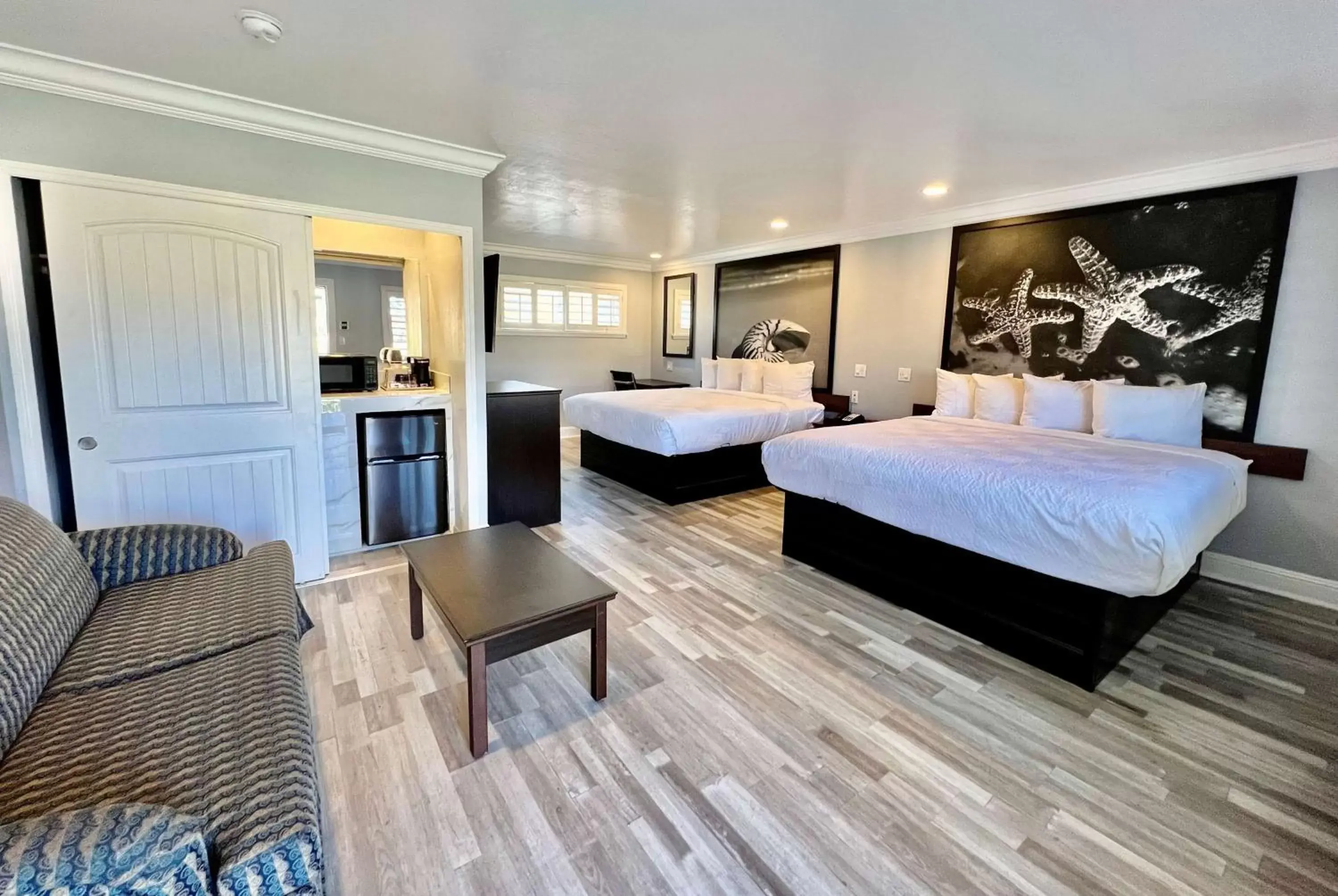 Photo of the whole room, Bed in Aura Inn Monterey Photo of the whole room, Bed in Aura Inn Monterey