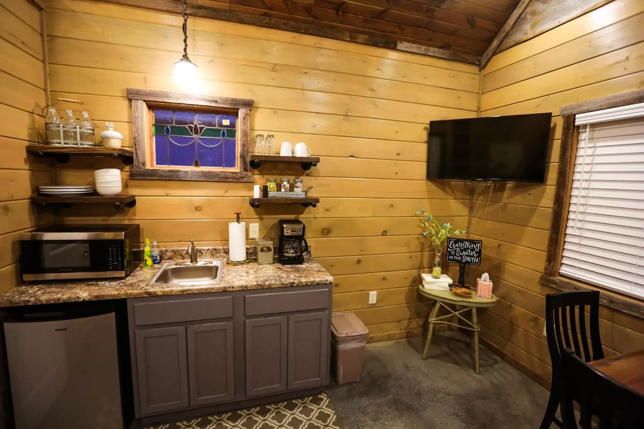 Kitchen or kitchenette, TV/Entertainment Center in Knotty Squirrel Cabins
