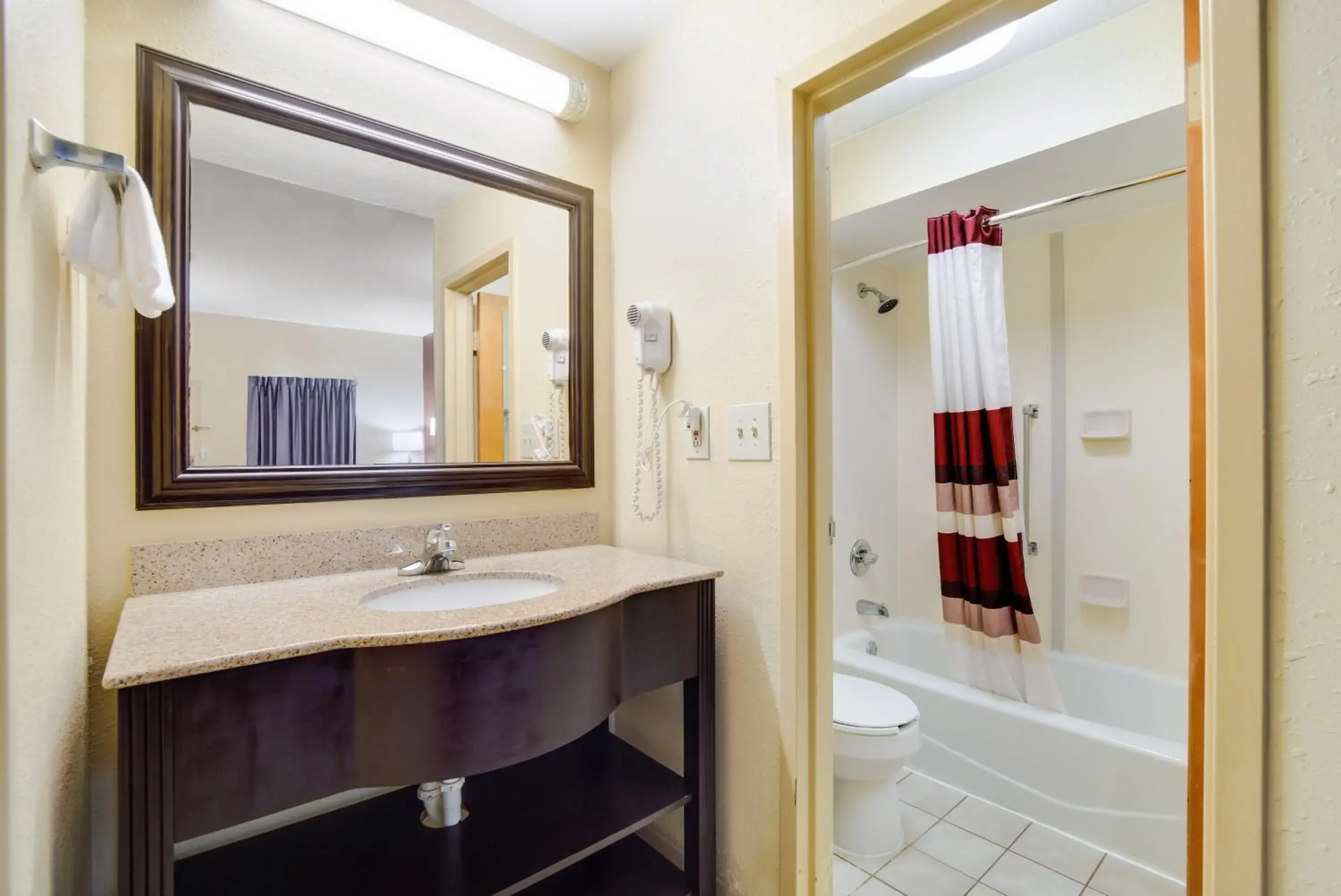 Bathroom in Red Roof Inn Augusta – Washington Road