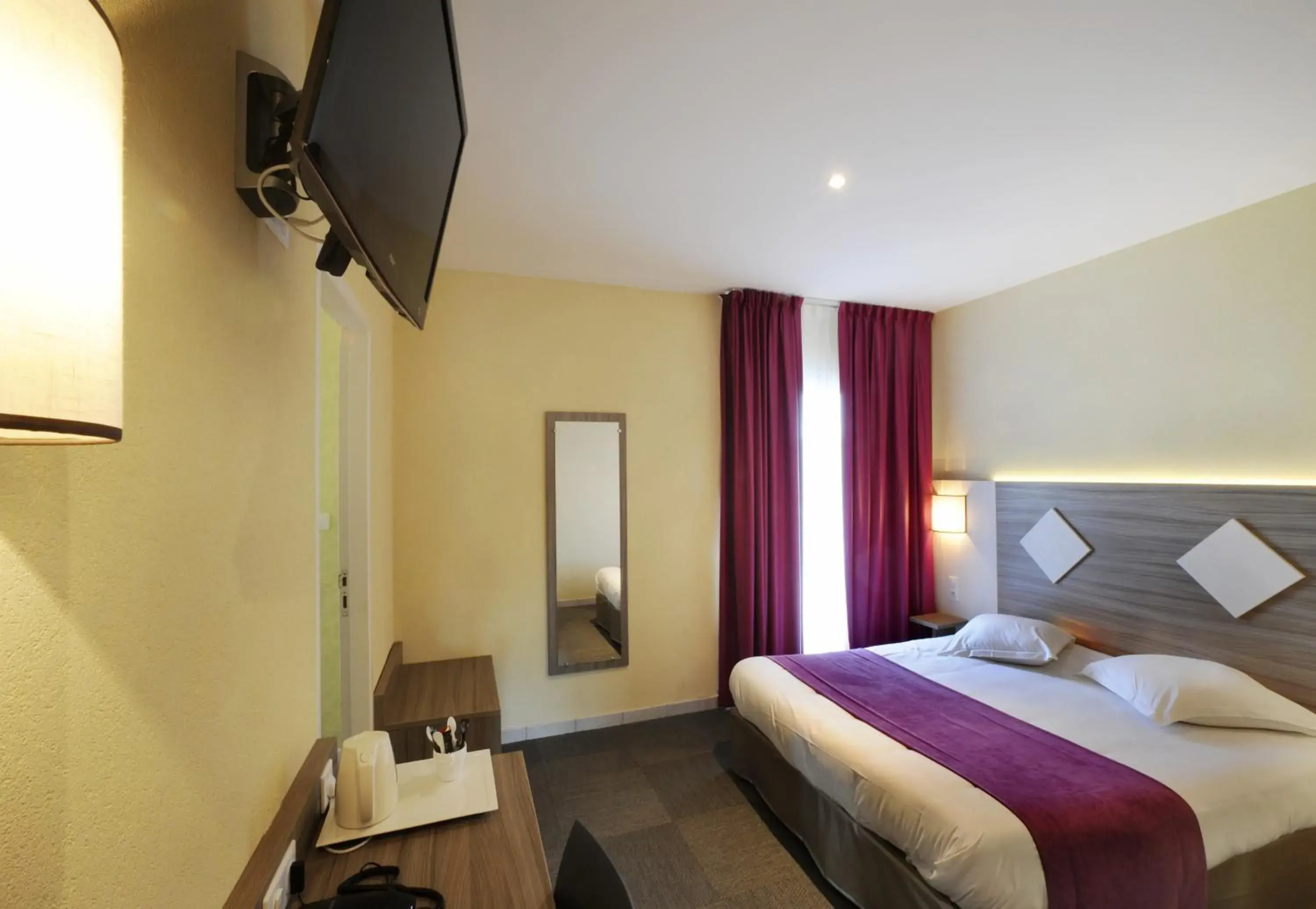 Bed, TV/Entertainment Center in Comfort Hotel Saintes