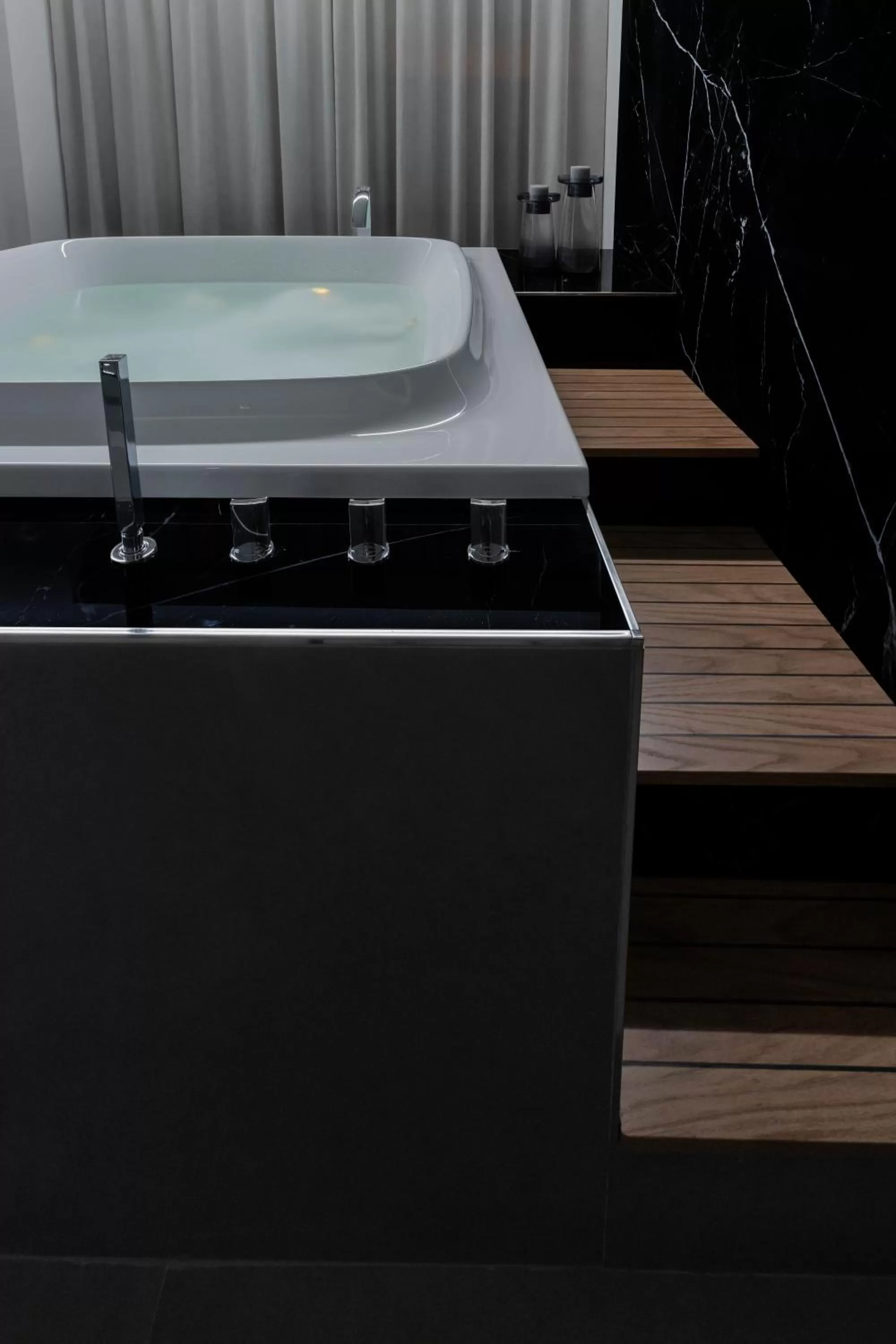 Hot Tub in Suite Palermo Apartment