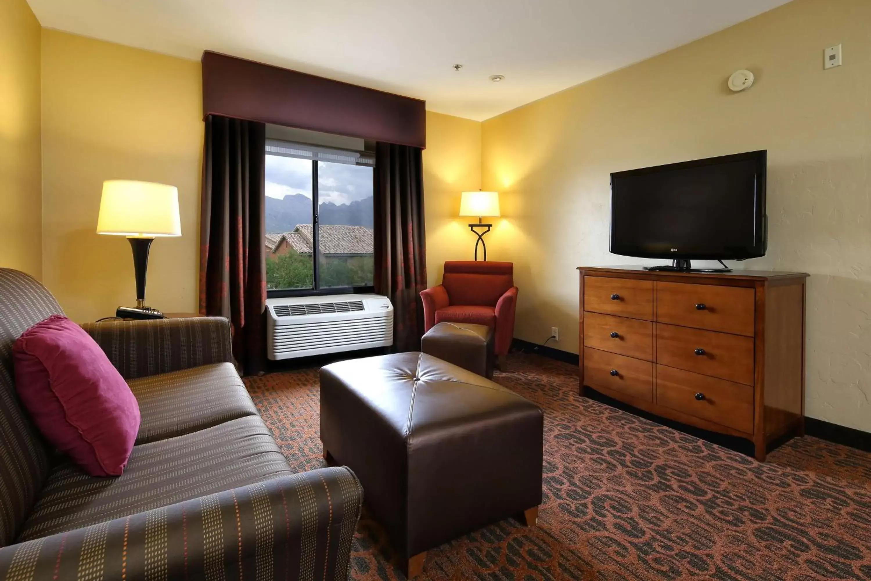 Living room, TV/Entertainment Center in Hampton Inn & Suites Tucson Mall