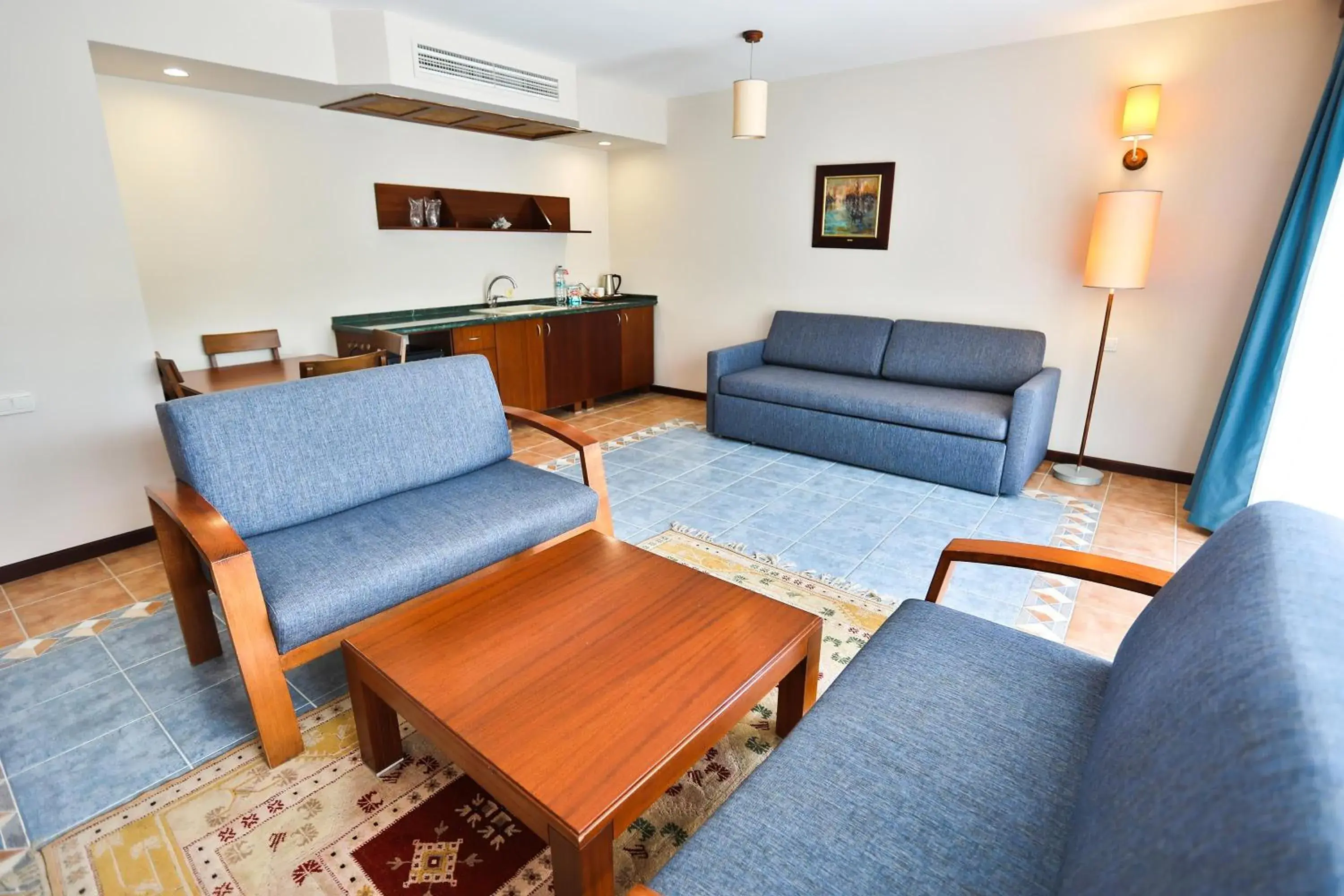 Kitchen or kitchenette, Seating Area in Happy Hotel