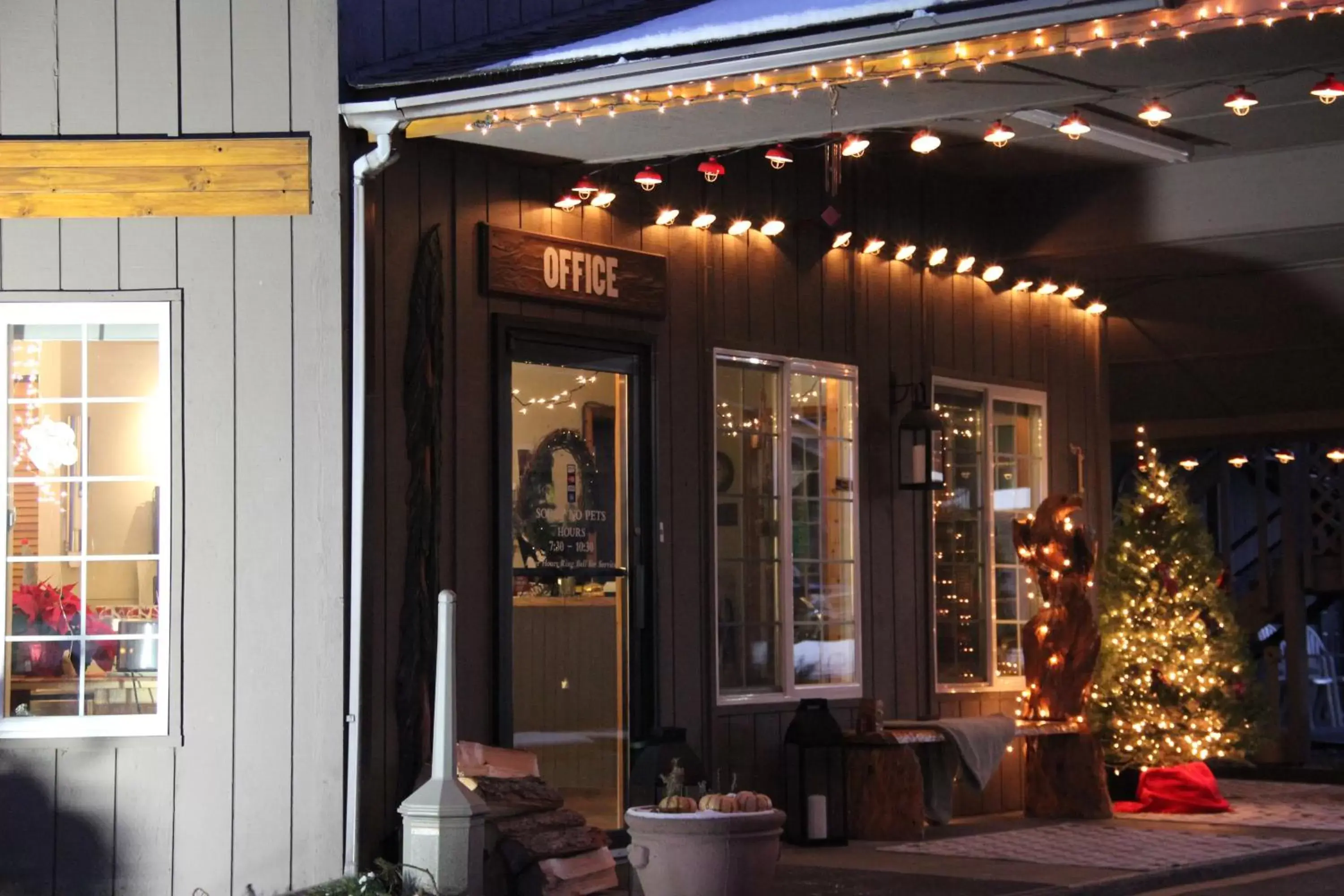 Facade/entrance in Chalet Inn Facade/entrance in Chalet Inn