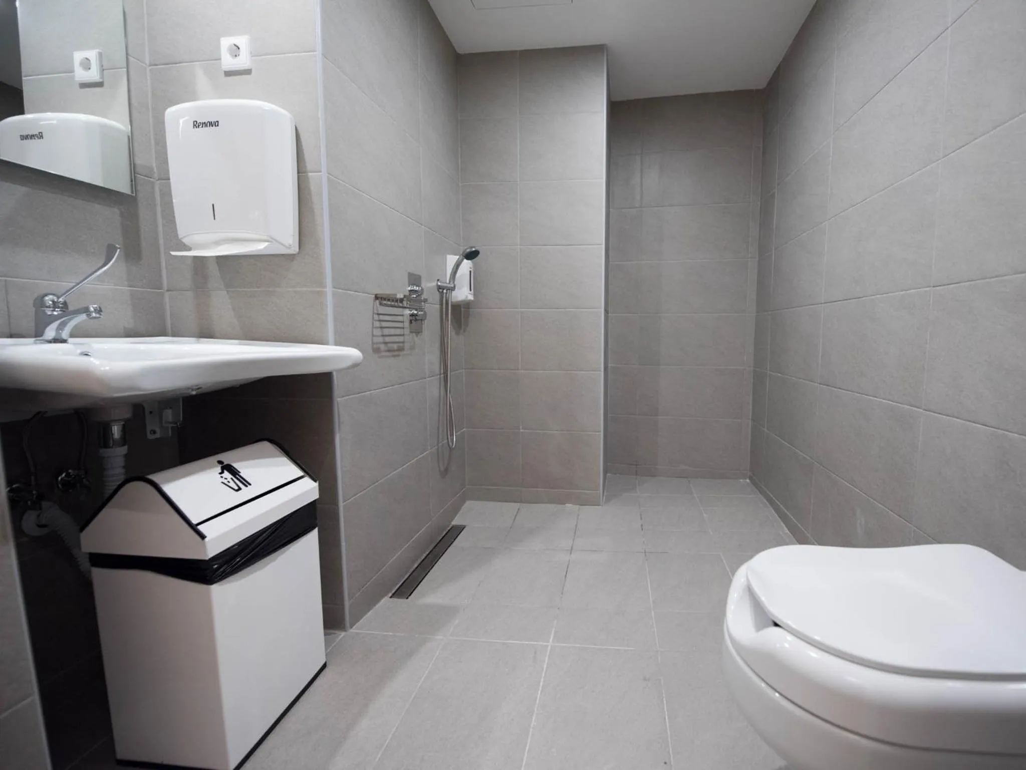 Shower in room00 Lisboa Hostel