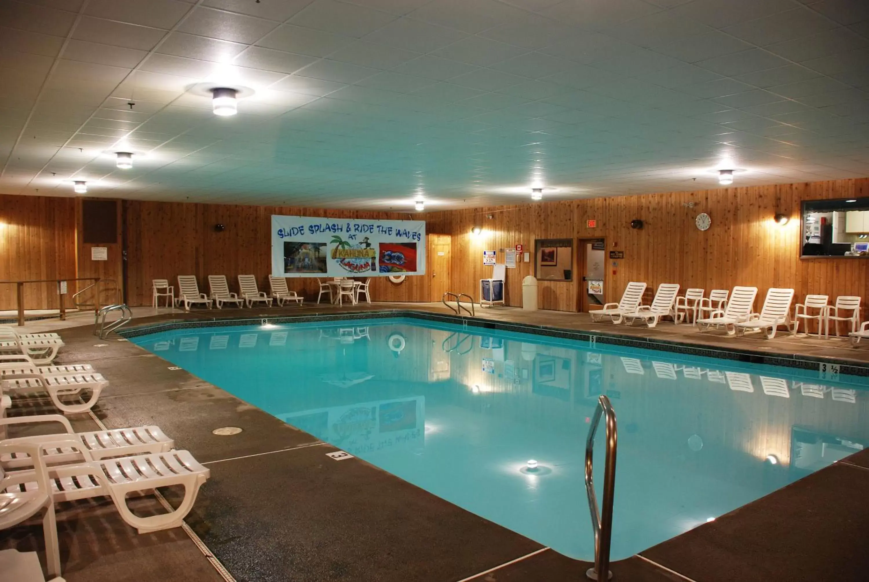 Swimming Pool in Fox Ridge Resort