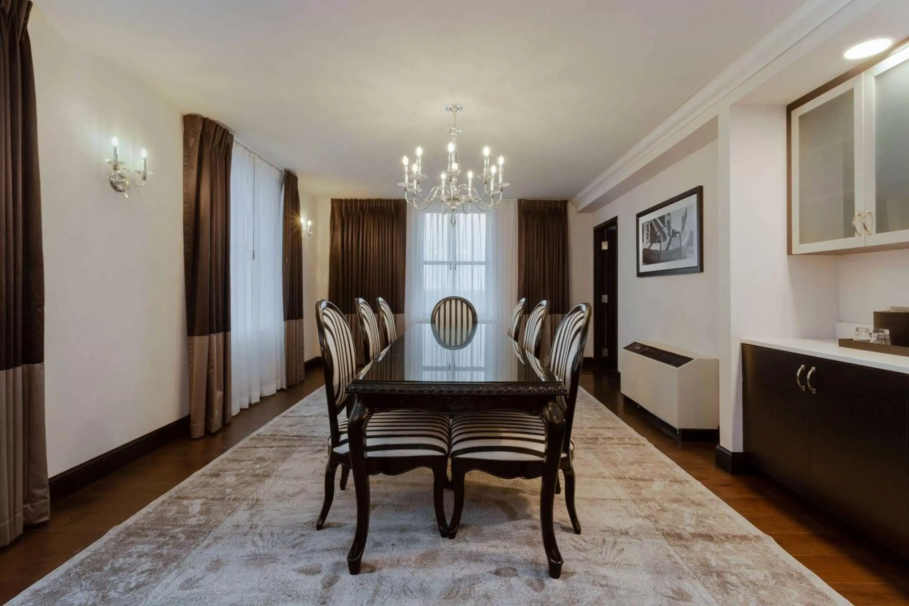 Photo of the whole room, Dining Area in Hotel Retlaw, Trademark Collection by Wyndham