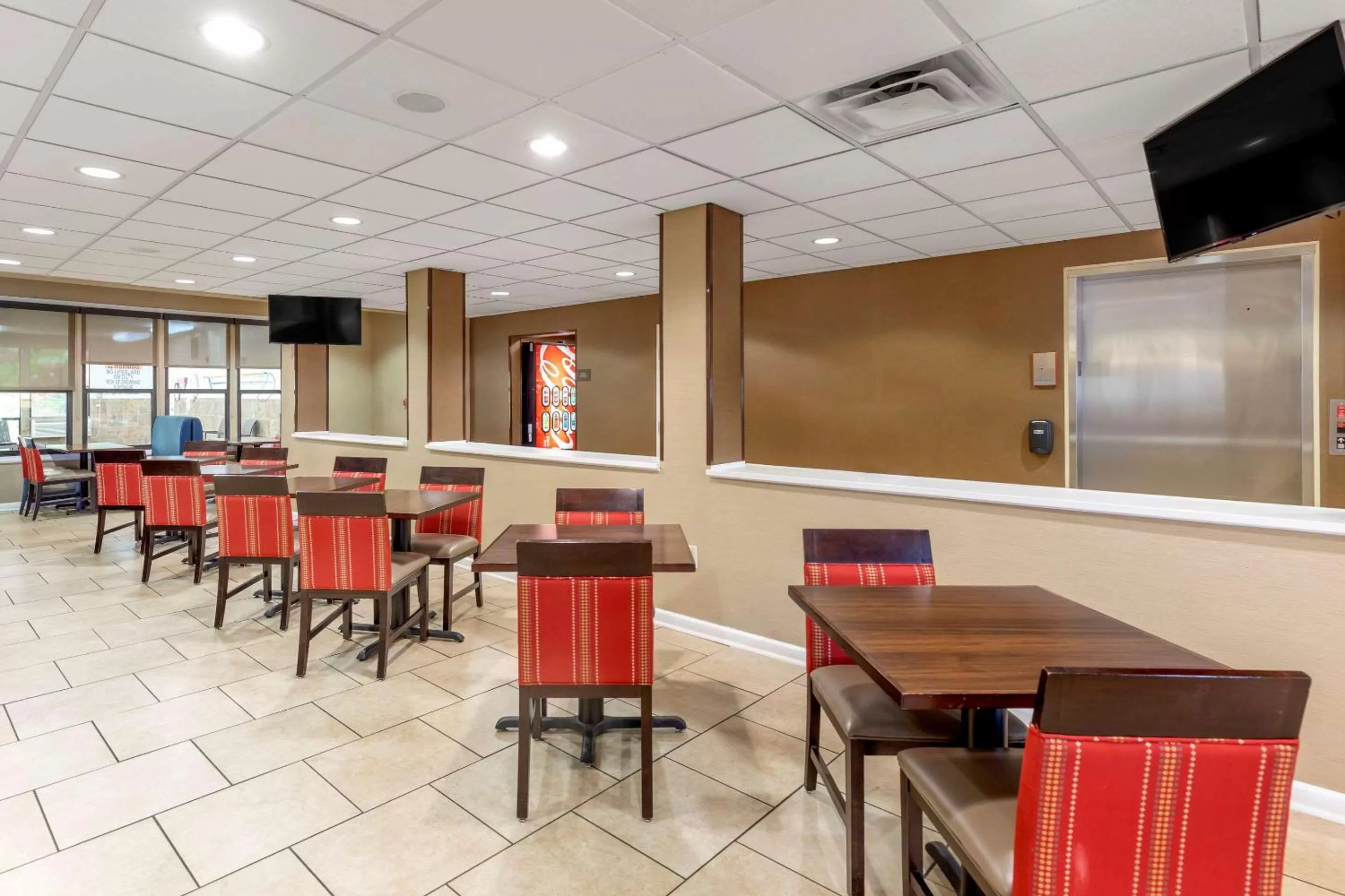 Restaurant/places to eat in comfort & inn Suites