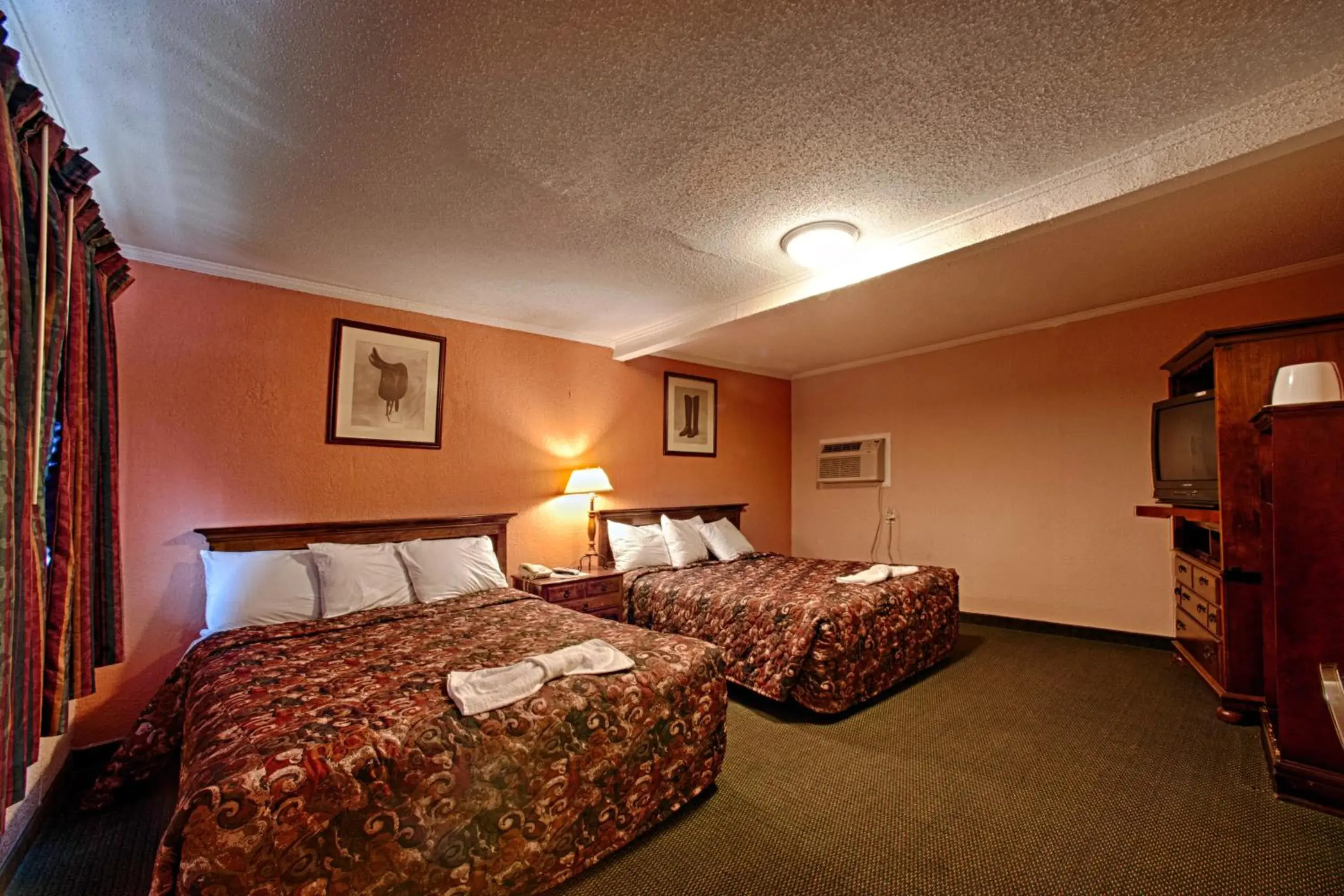Queen Room with Two Queen Beds - Smoking in Economy Motel Inn and Suites Somers Point Queen Room with Two Queen Beds - Smoking in Economy Motel Inn and Suites Somers Point