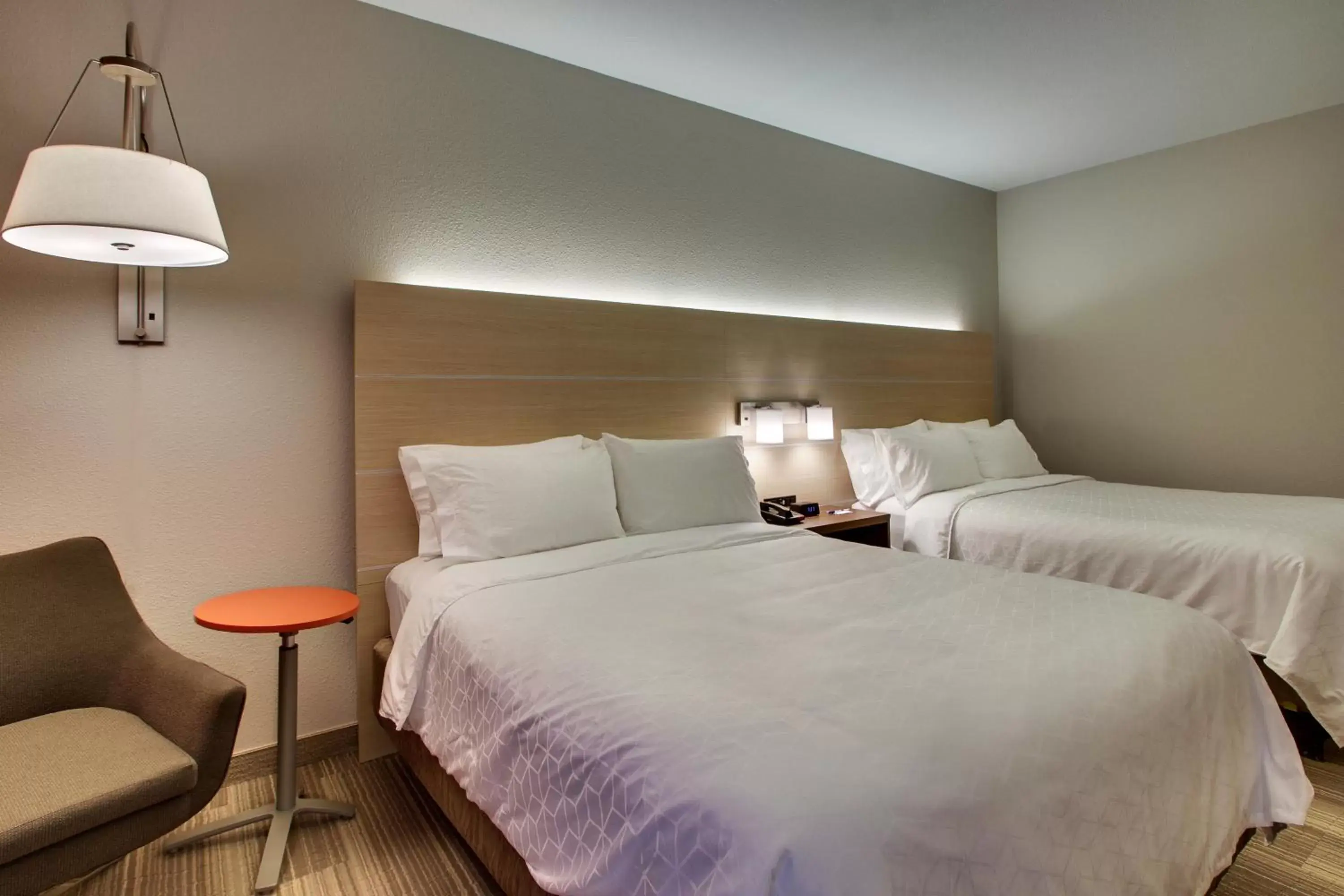 Bed in Holiday Inn Express Hotel & Suites Cedar Rapids I-380 at 33rd Avenue by IHG Bed in Holiday Inn Express Hotel & Suites Cedar Rapids I-380 at 33rd Avenue by IHG