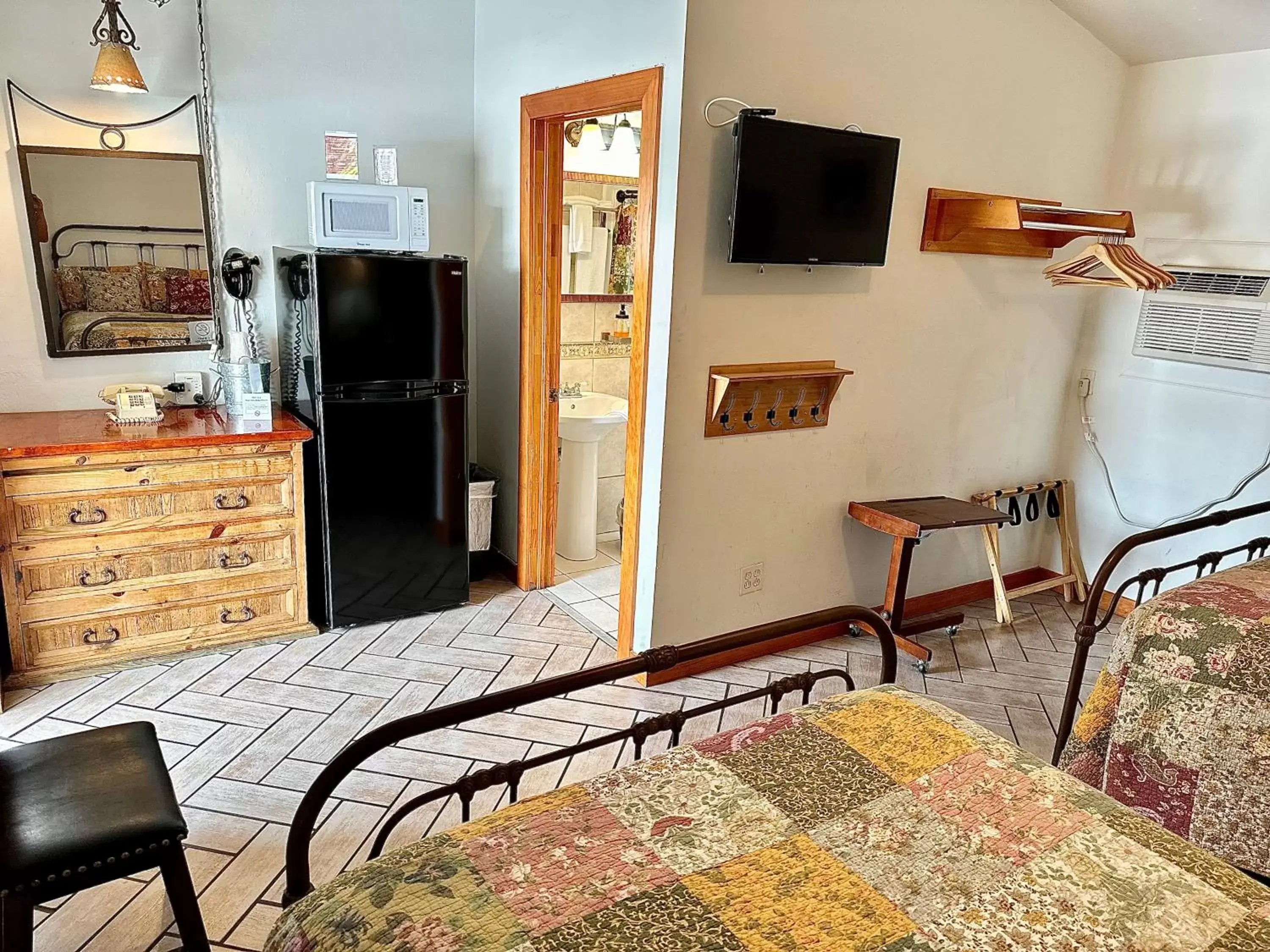 Kitchen or kitchenette, TV/Entertainment Center in Buffalo Chip's Ranch House Motel