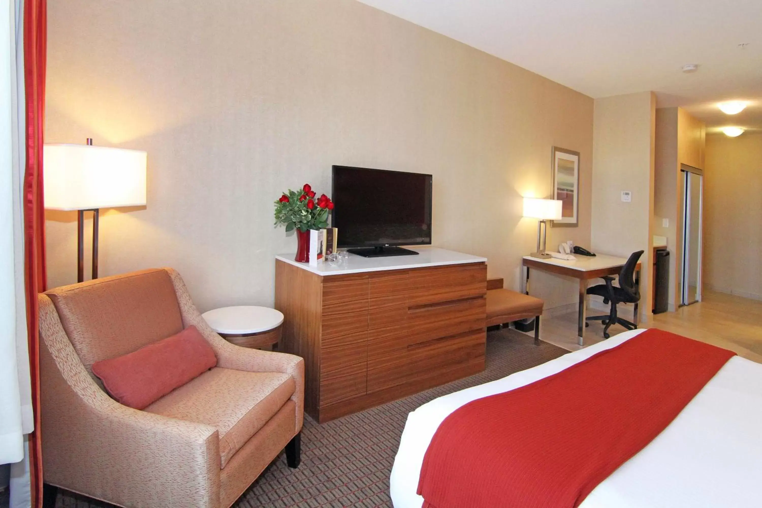 Photo of the whole room, TV/Entertainment Center in Holiday Inn Express and Suites Calgary University, an IHG Hotel