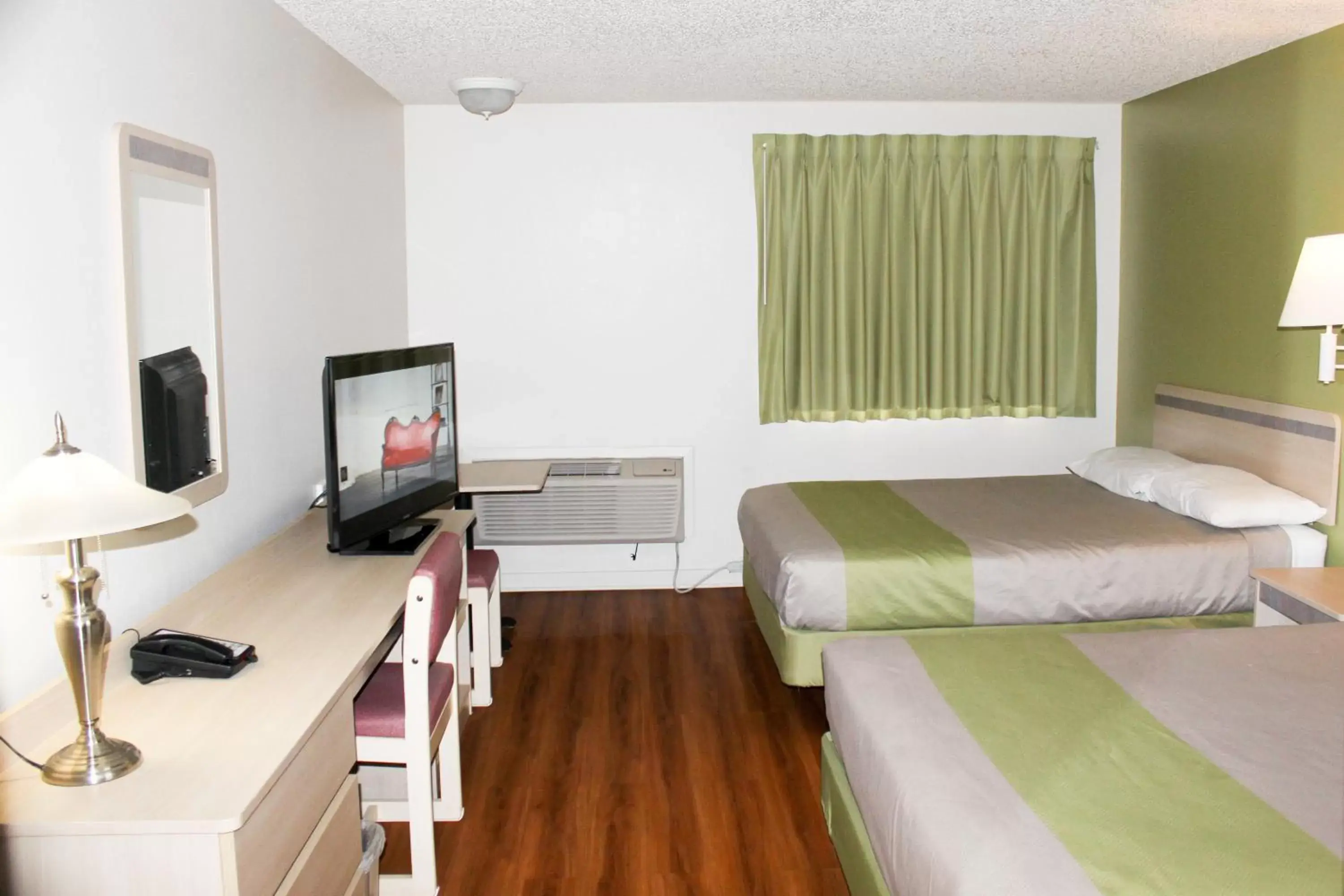 Bedroom, TV/Entertainment Center in Motel 6-Great Falls, MT