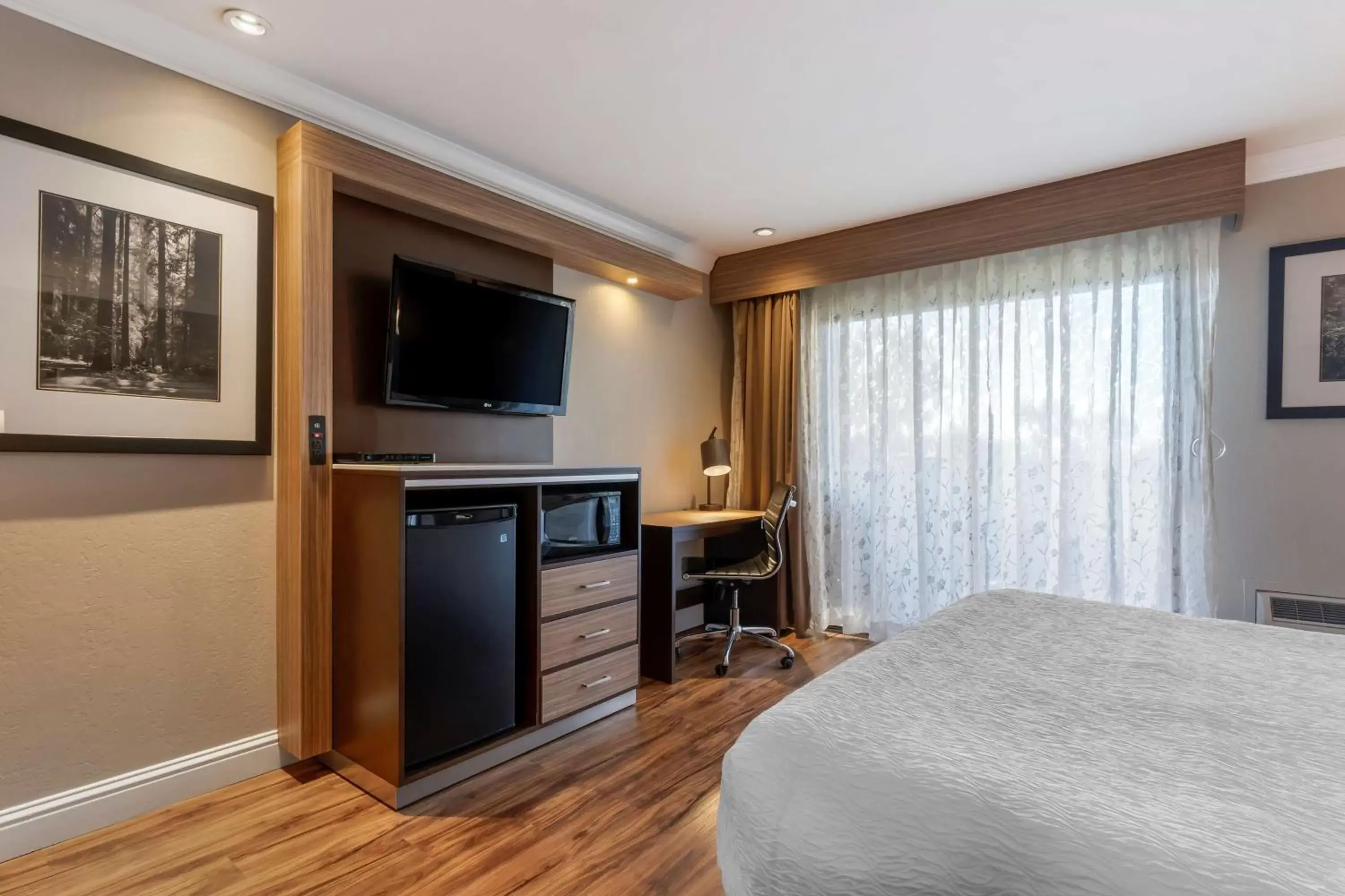 Bedroom, TV/Entertainment Center in Best Western Plus Forest Park Inn