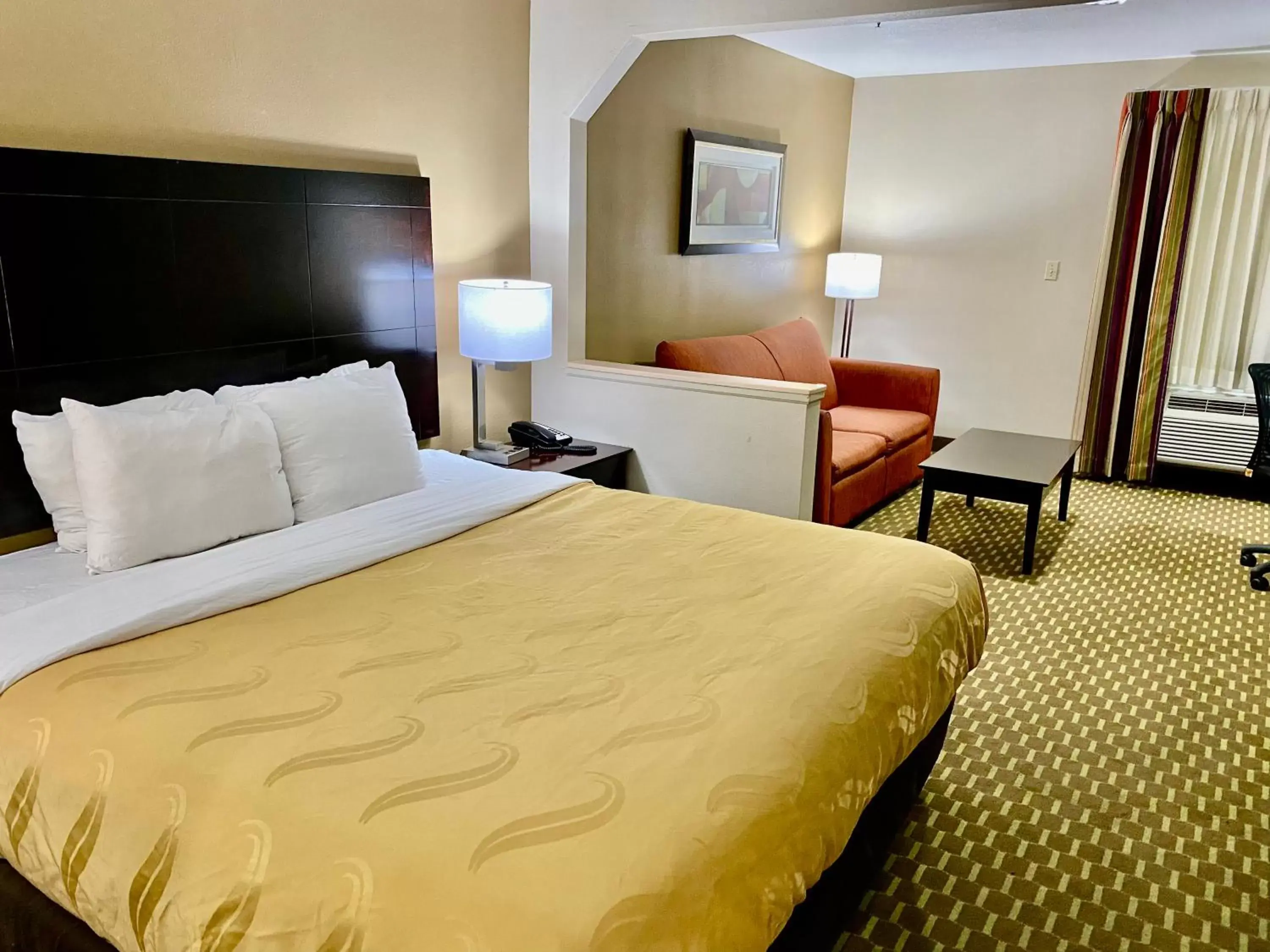 Bed in Quality Inn & Suites Pine Bluff AR