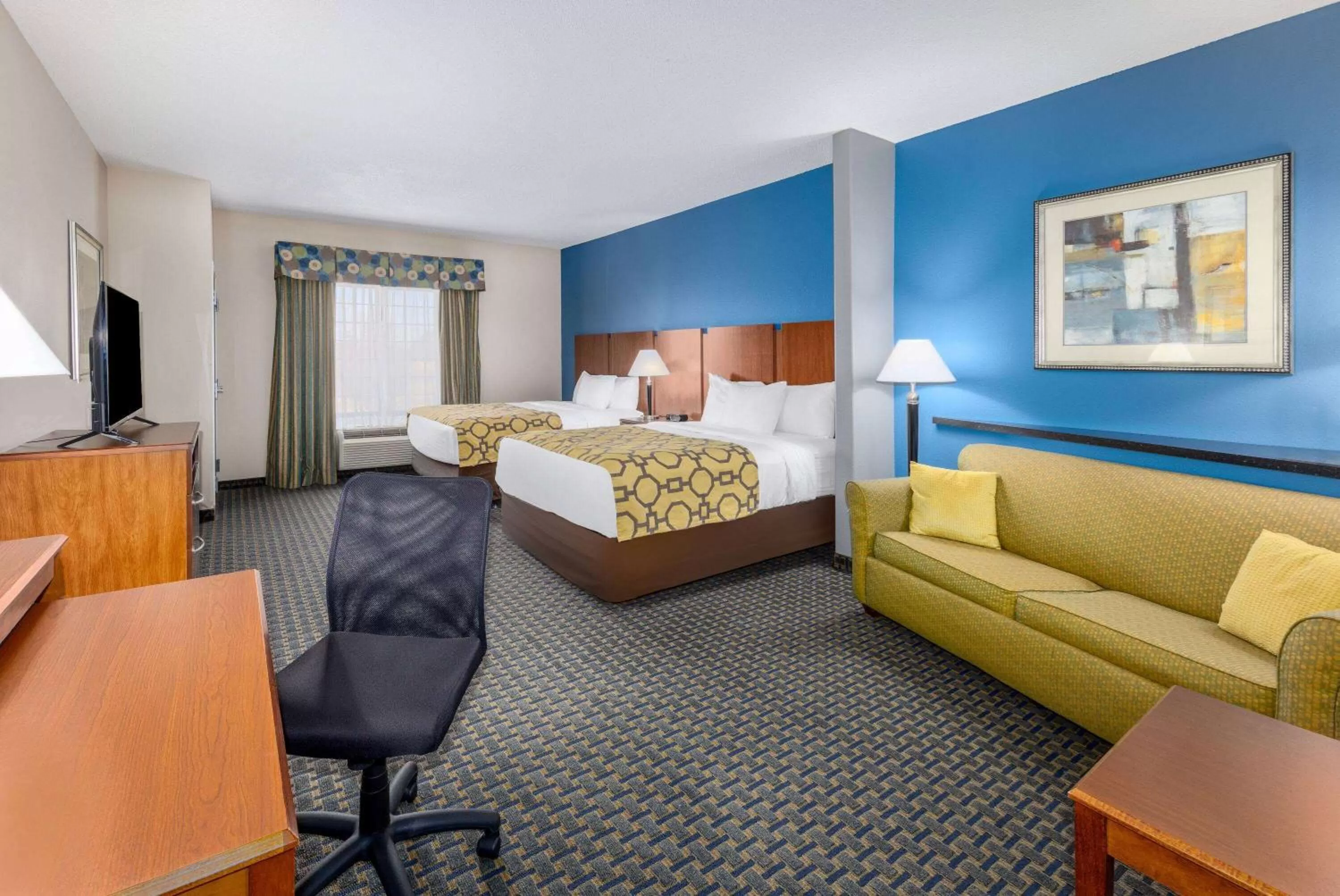 Photo of the whole room, Bed in Baymont by Wyndham Pratt